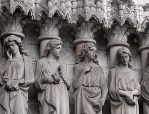 5 woman statues thumbnail