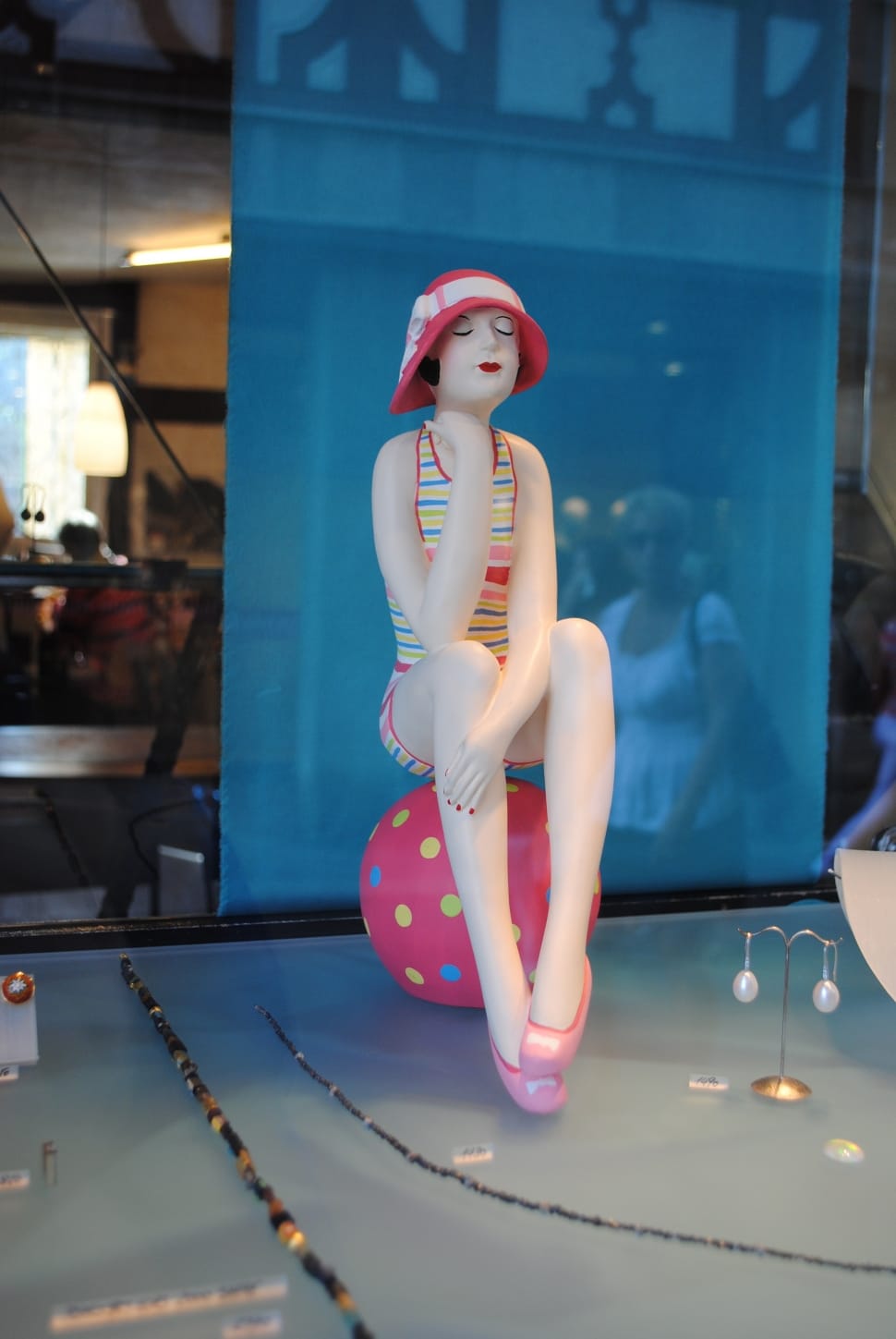 capture image of a female statue wearing summer outfit and pink hat \ preview