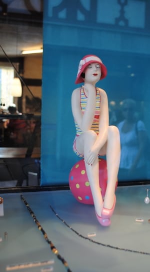 capture image of a female statue wearing summer outfit and pink hat \ thumbnail
