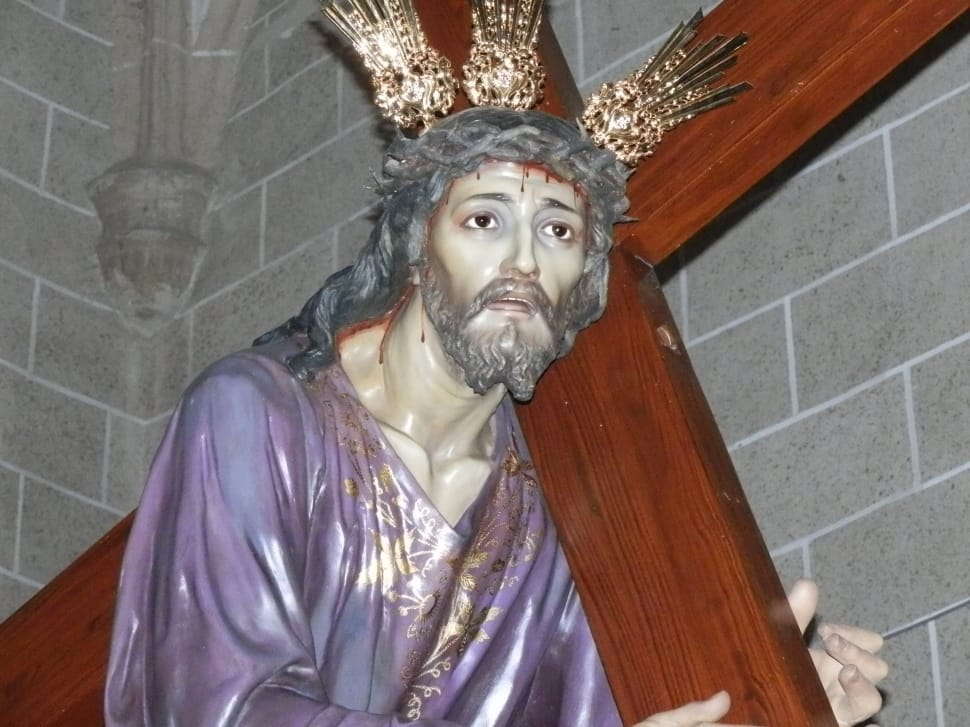 jesus carrying cross statuie preview
