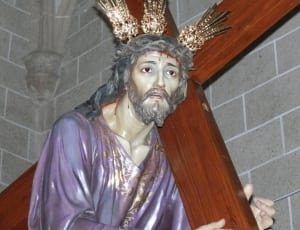 jesus carrying cross statuie thumbnail