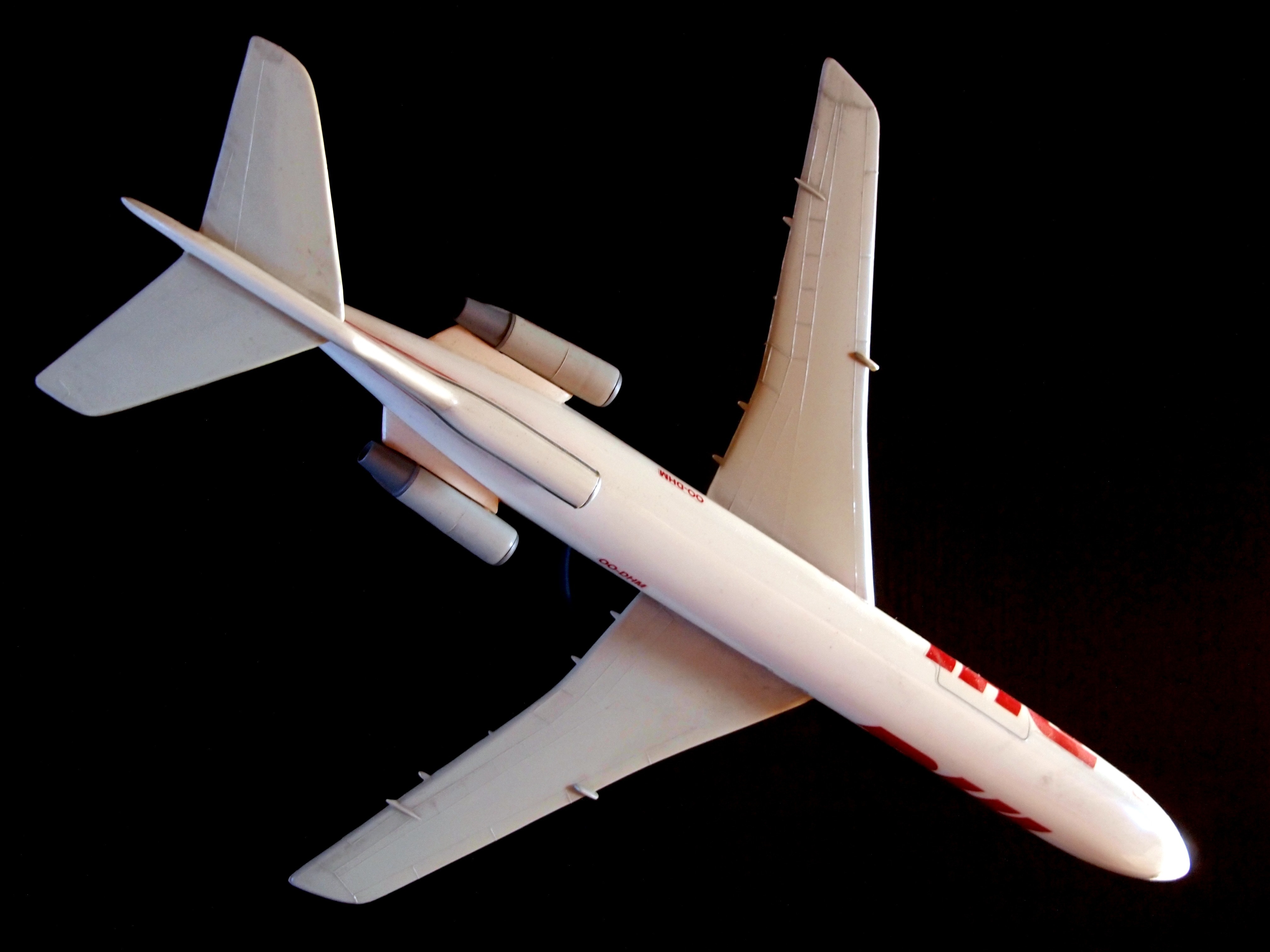 white diecast airplane