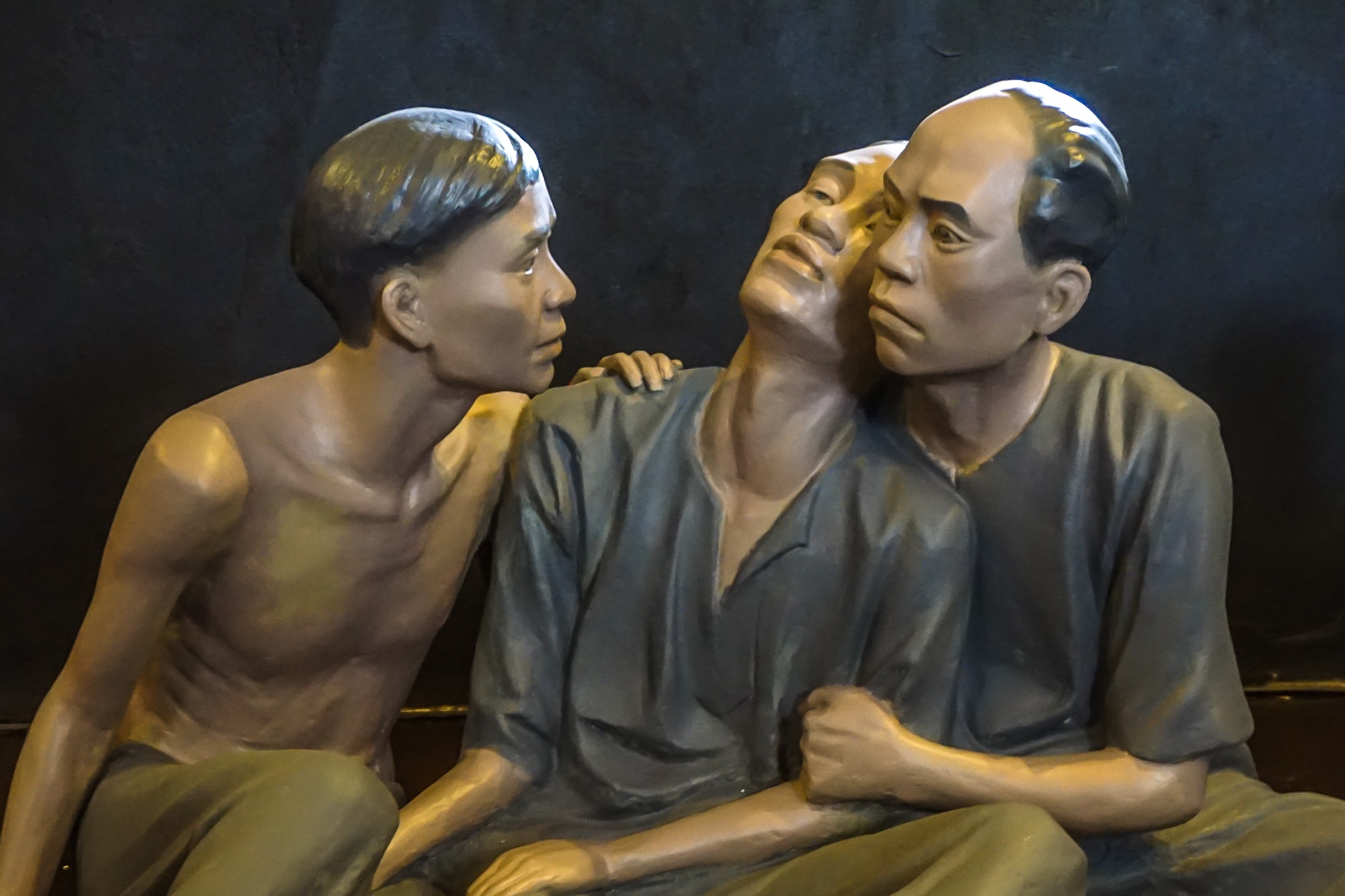 ceramic figurine of 3 men