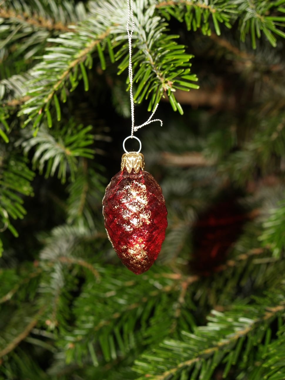 red oval holiday tree decor preview