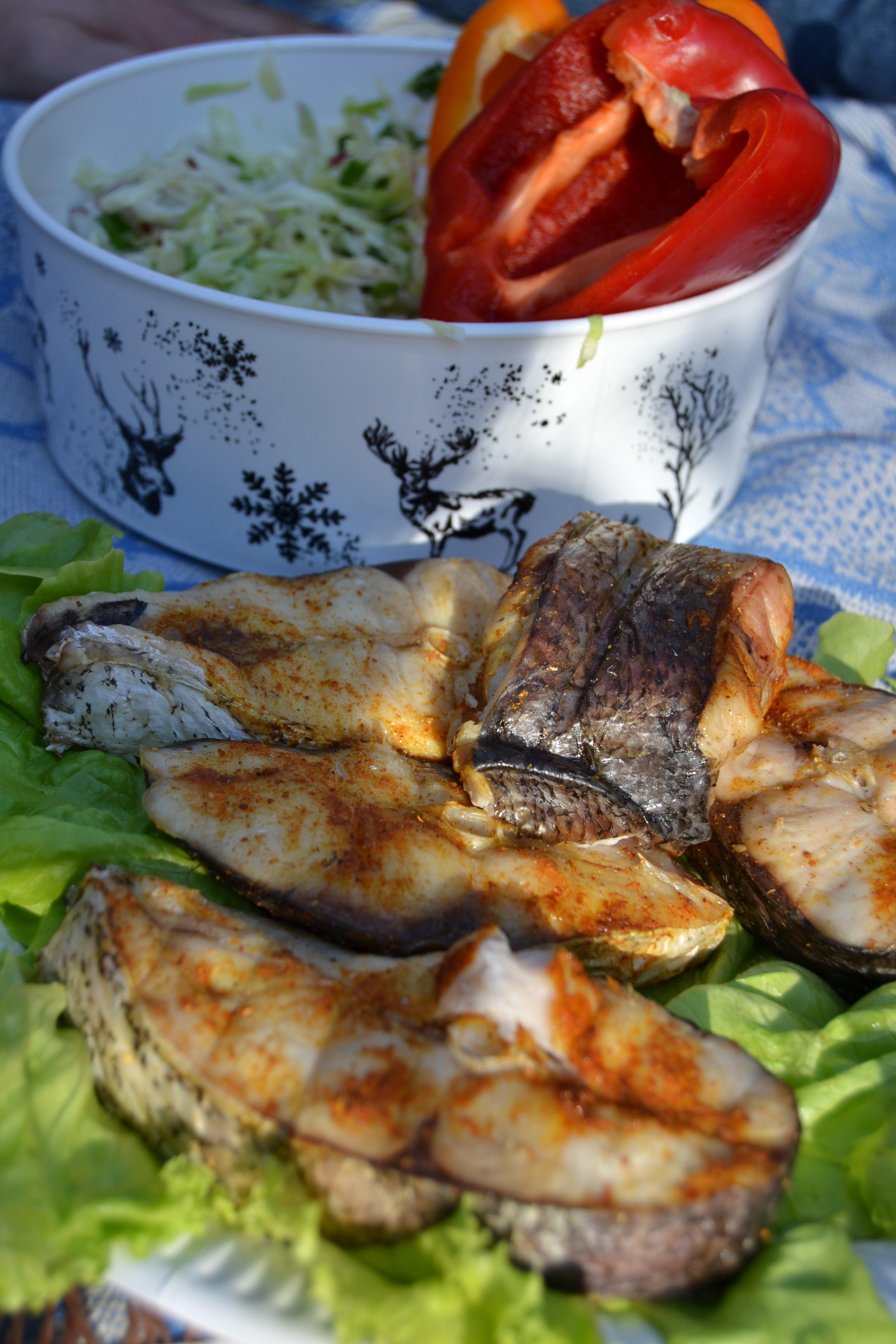fried fish with lettuce and red pepper