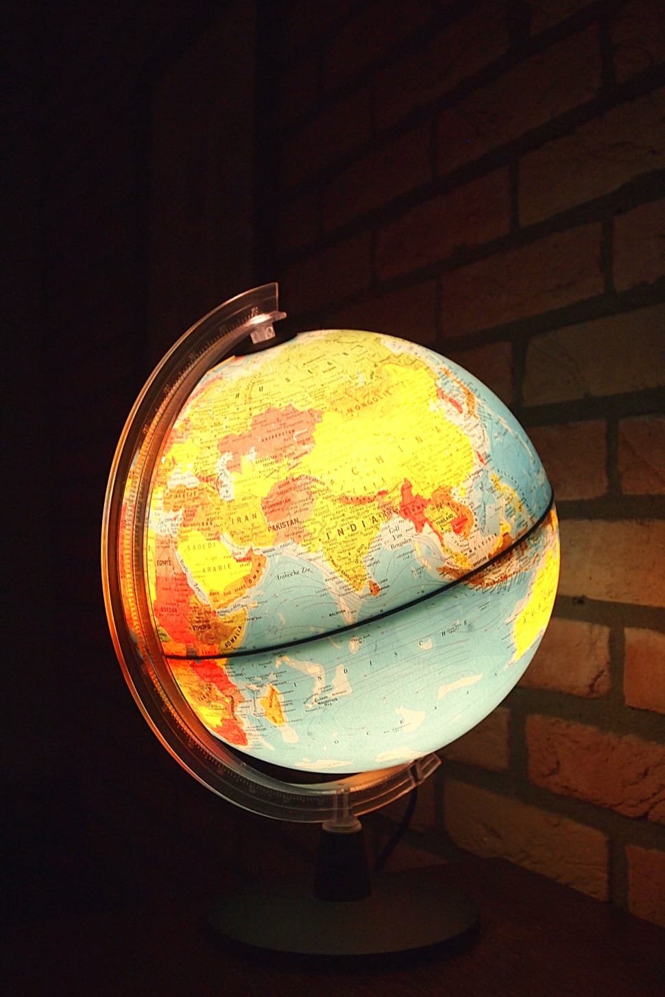 blue and yellow desk globe with light preview