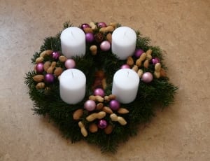 peanut and bauble advent wreath thumbnail