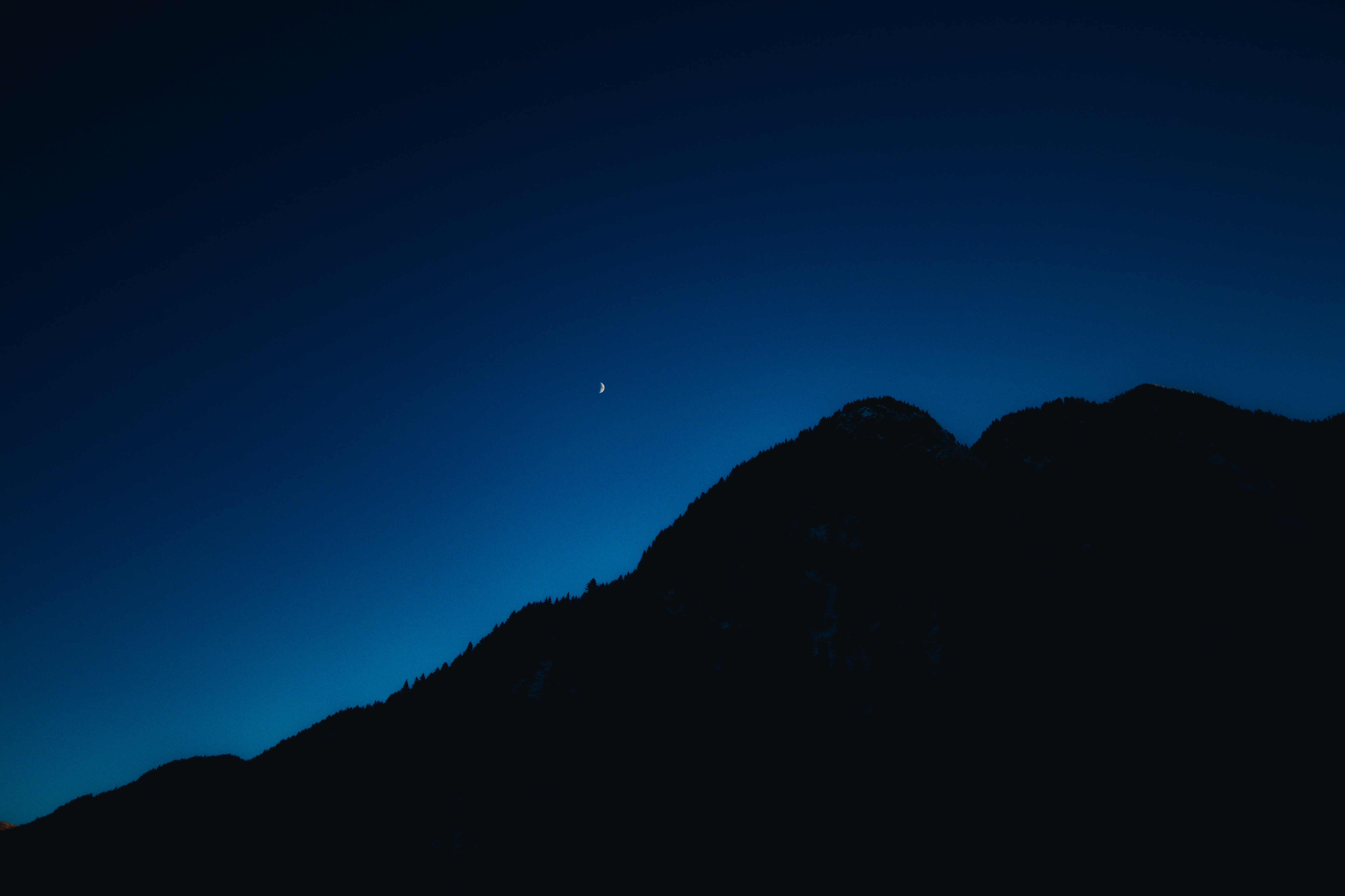 Темно синие вершины гор 1 изрытые. Горы на горизонте. Горы ночь Горизонт. Ночные горы на горизонте. Темно синие горы.