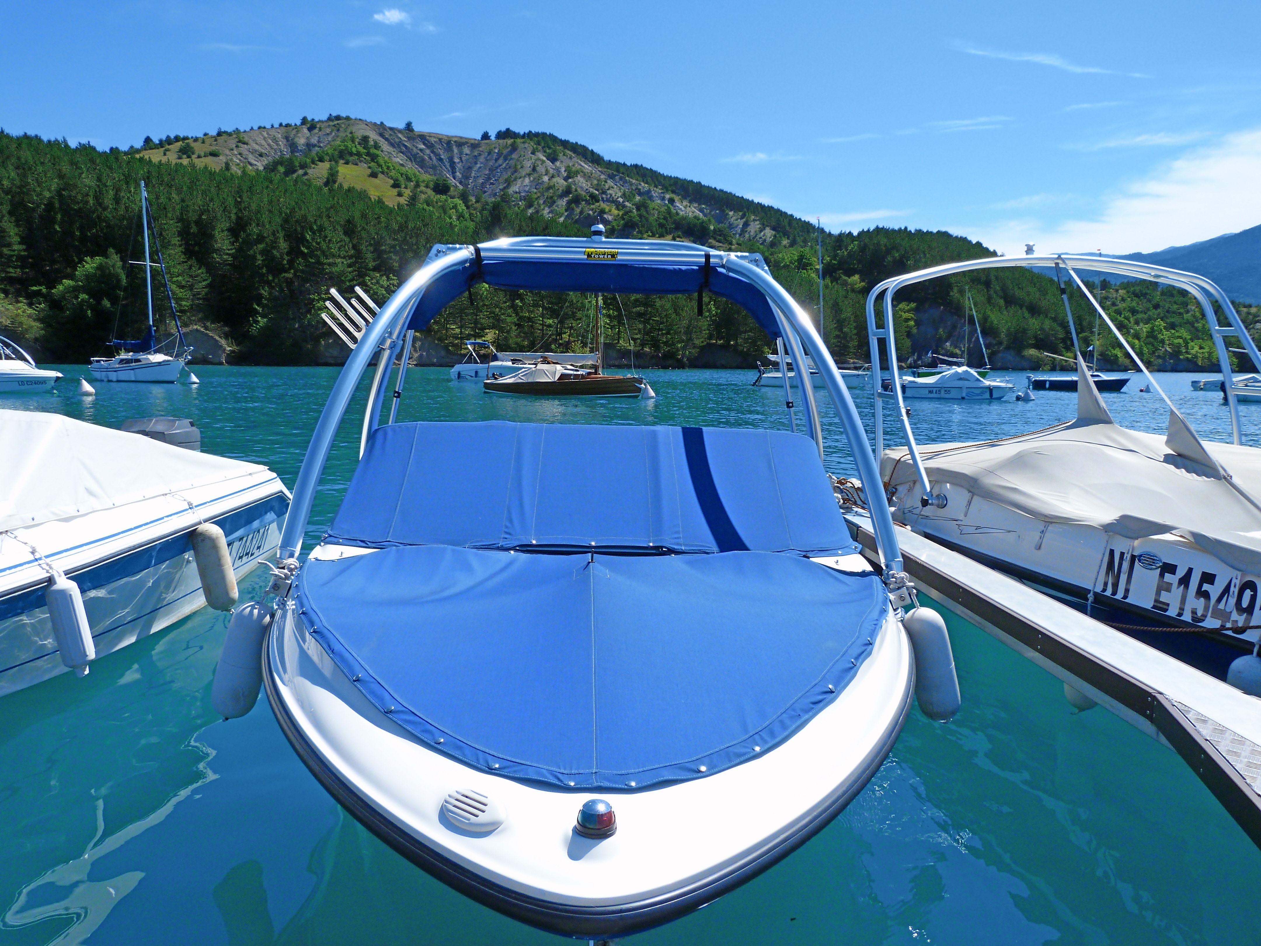 white and blue speedboat