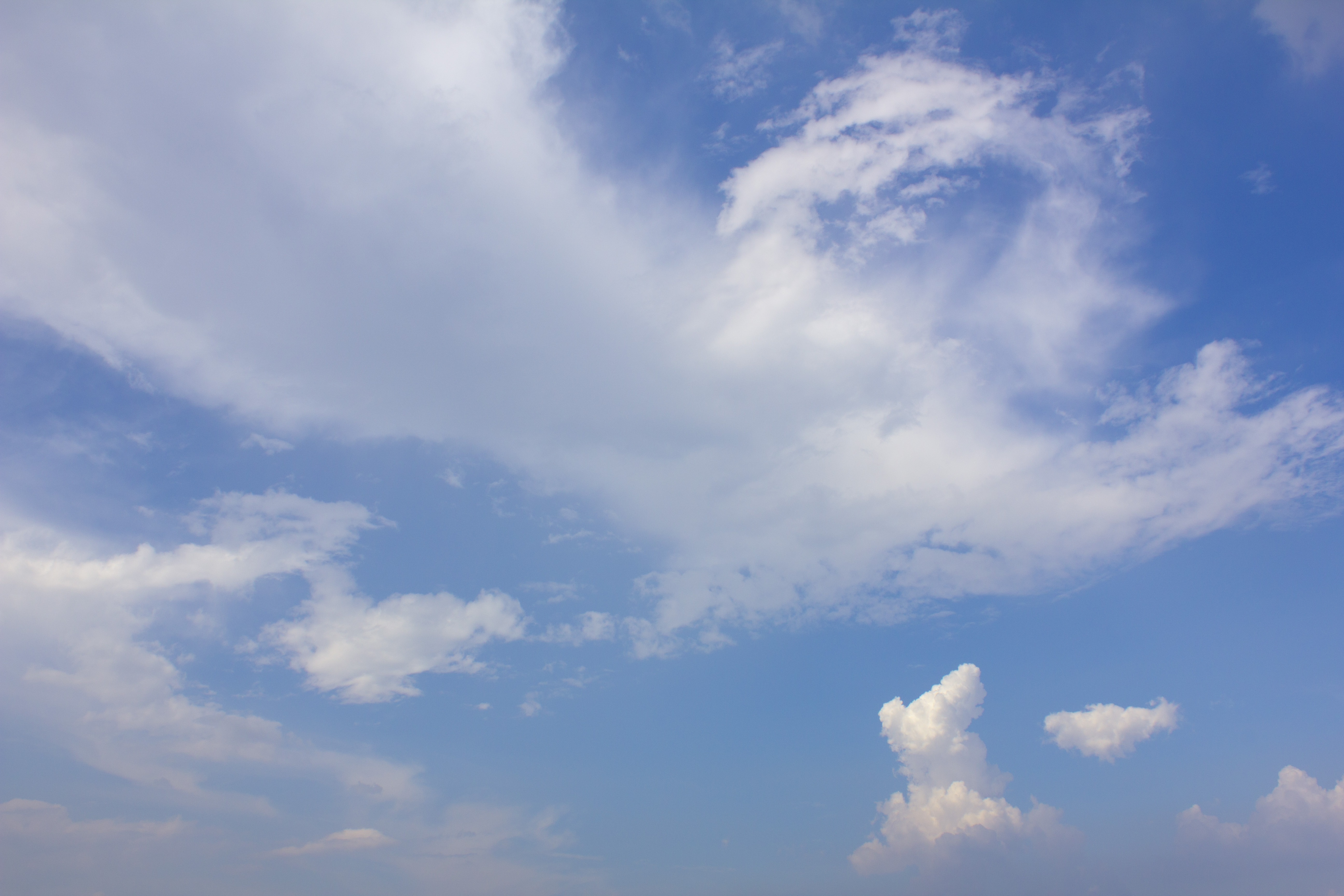 Слоистые облака на голубом небе