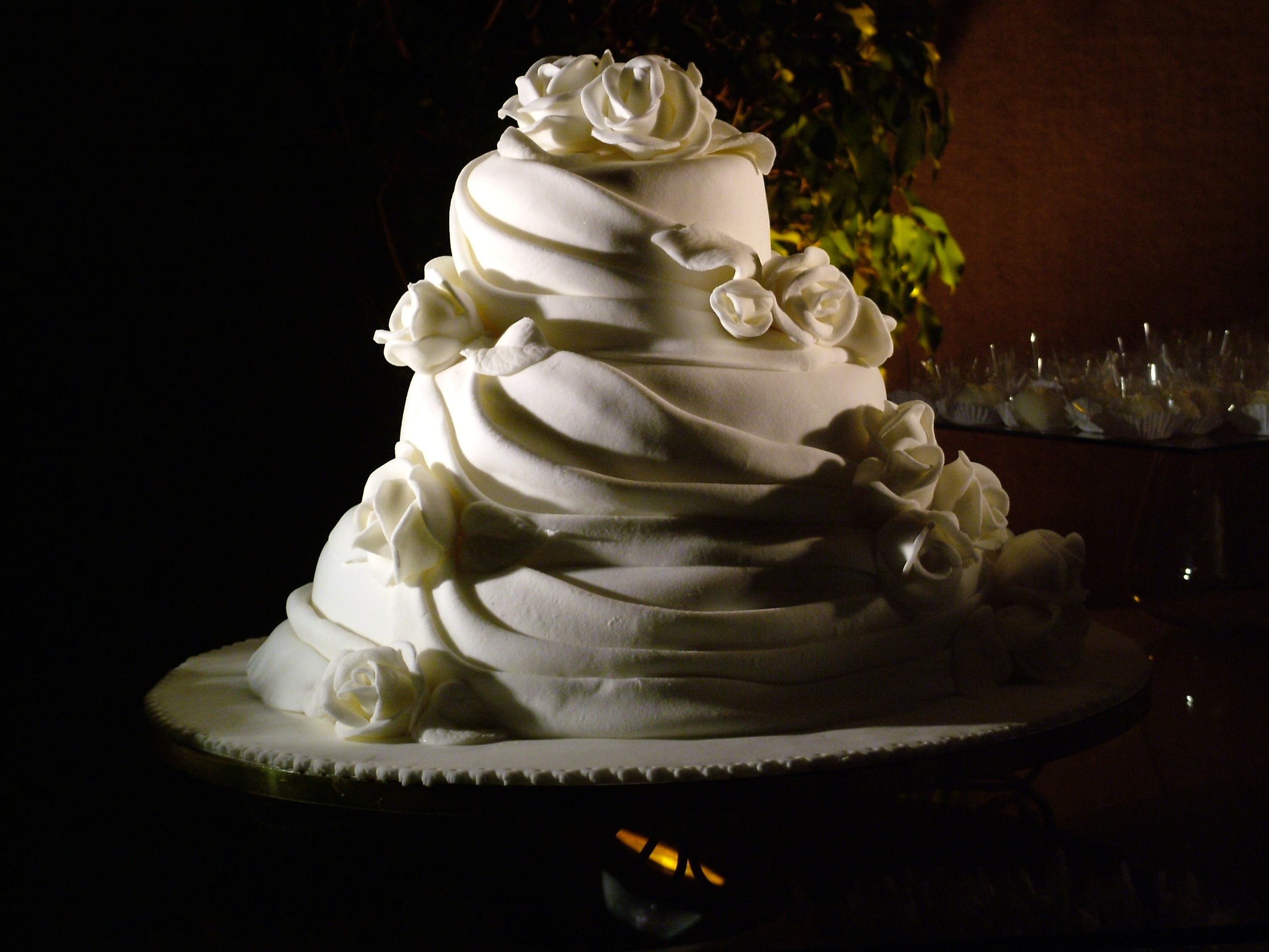 white flower 3 layer cake