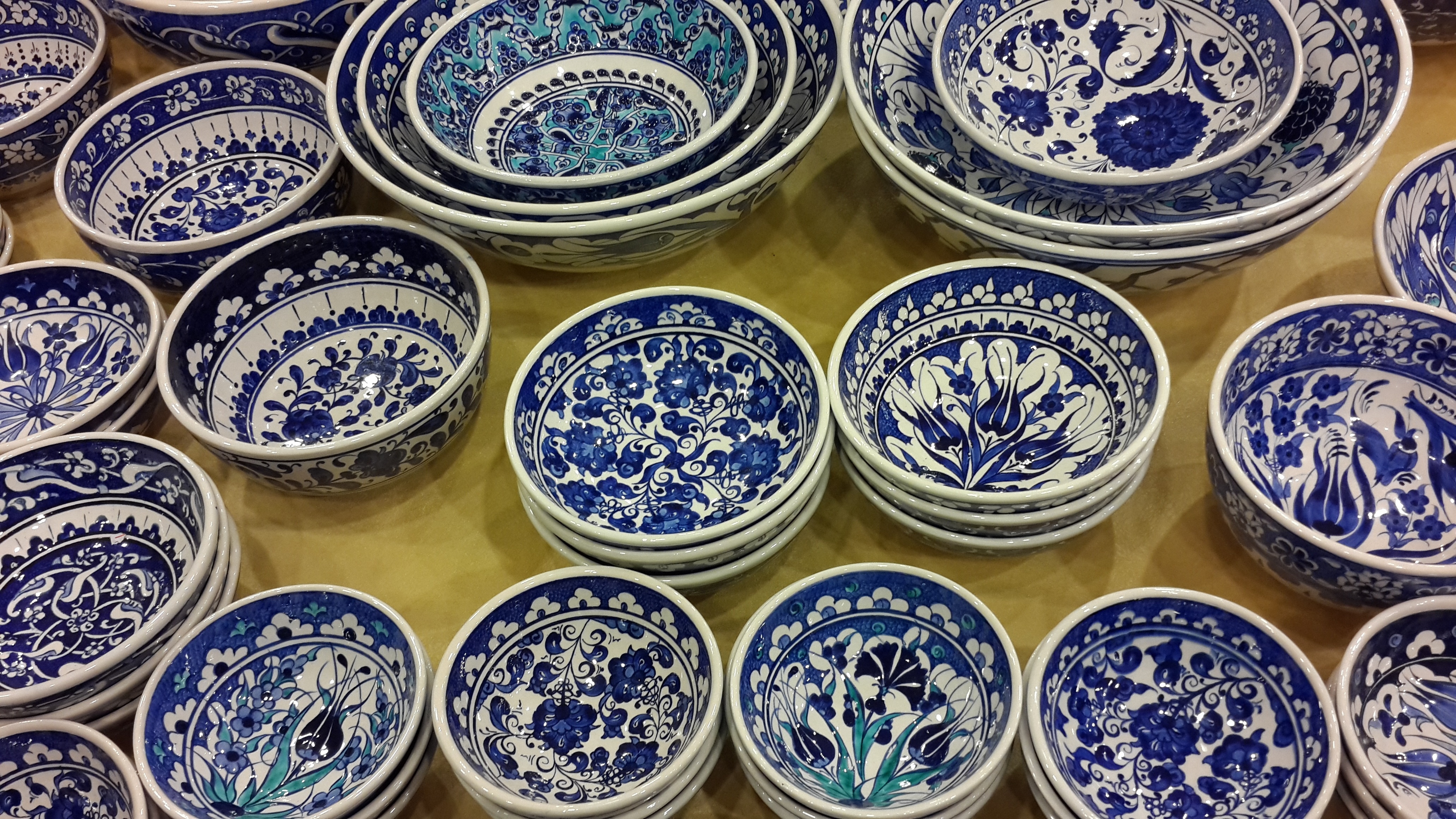 white and blue ceramic dinnerware
