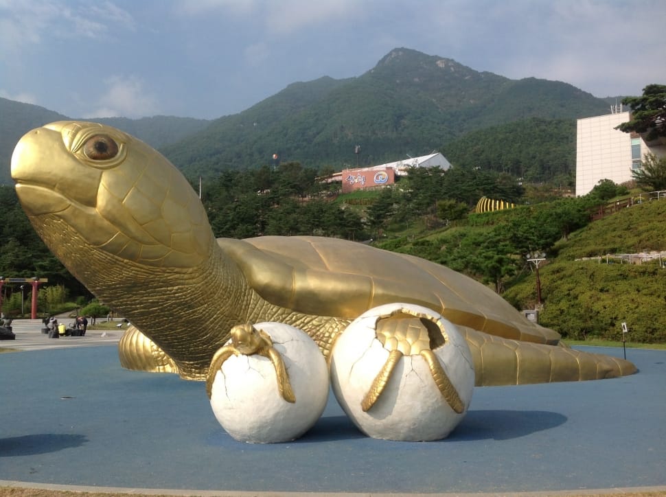 gold turtles statue preview