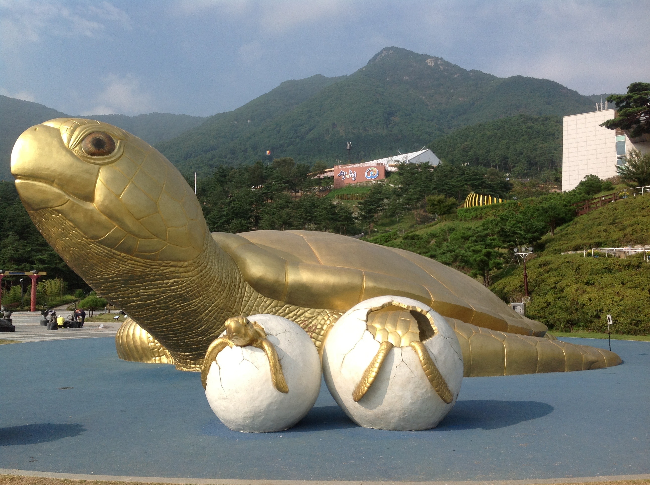 gold turtles statue