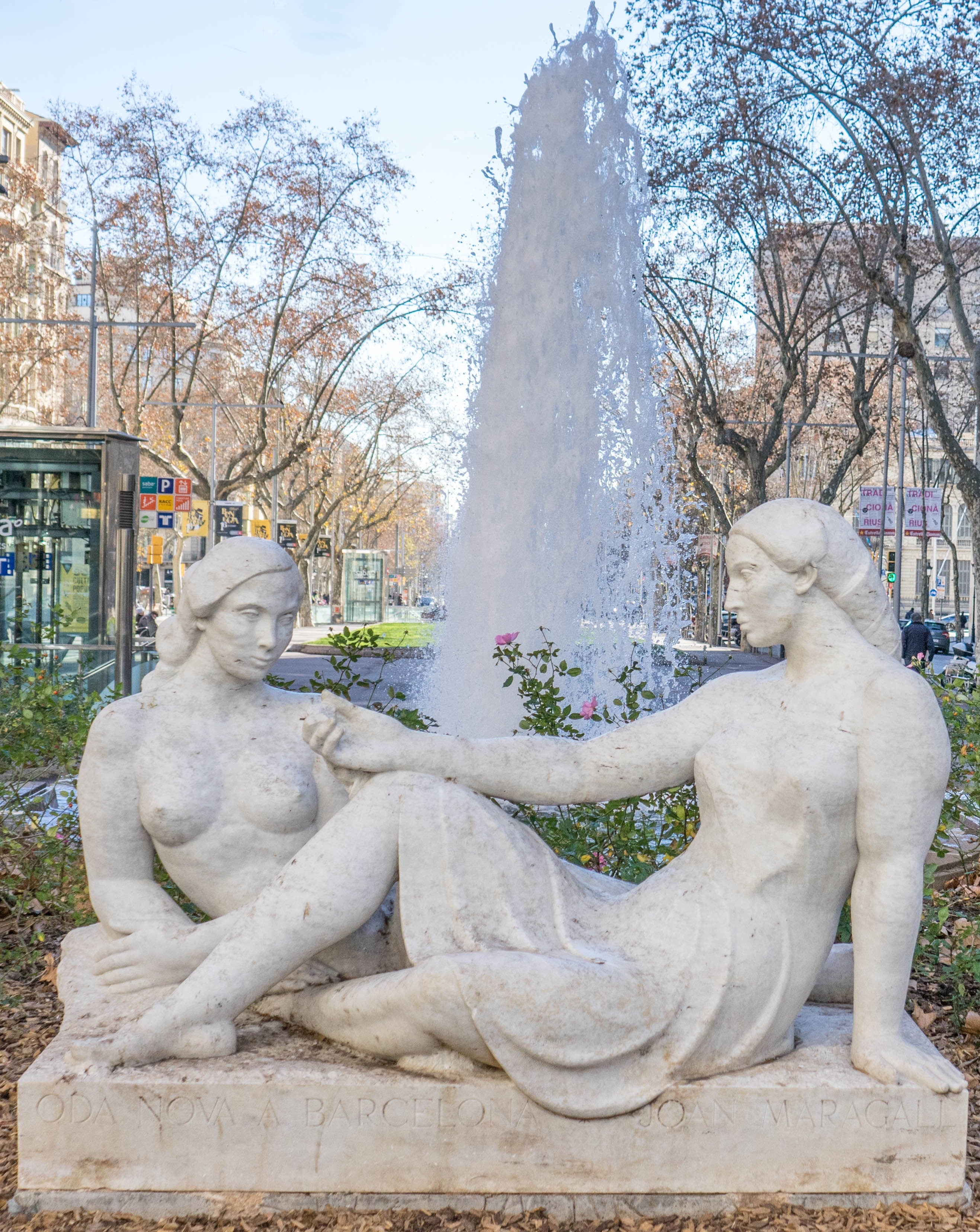 2 woman statue