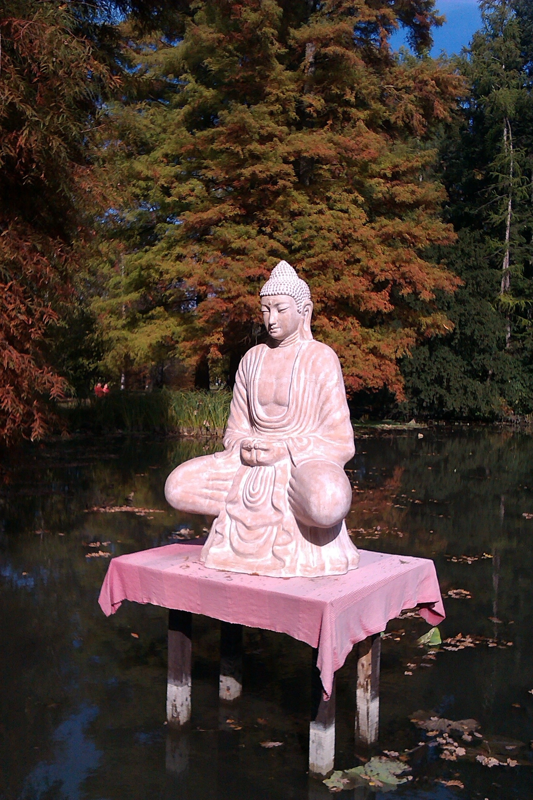 sitting buddha statue