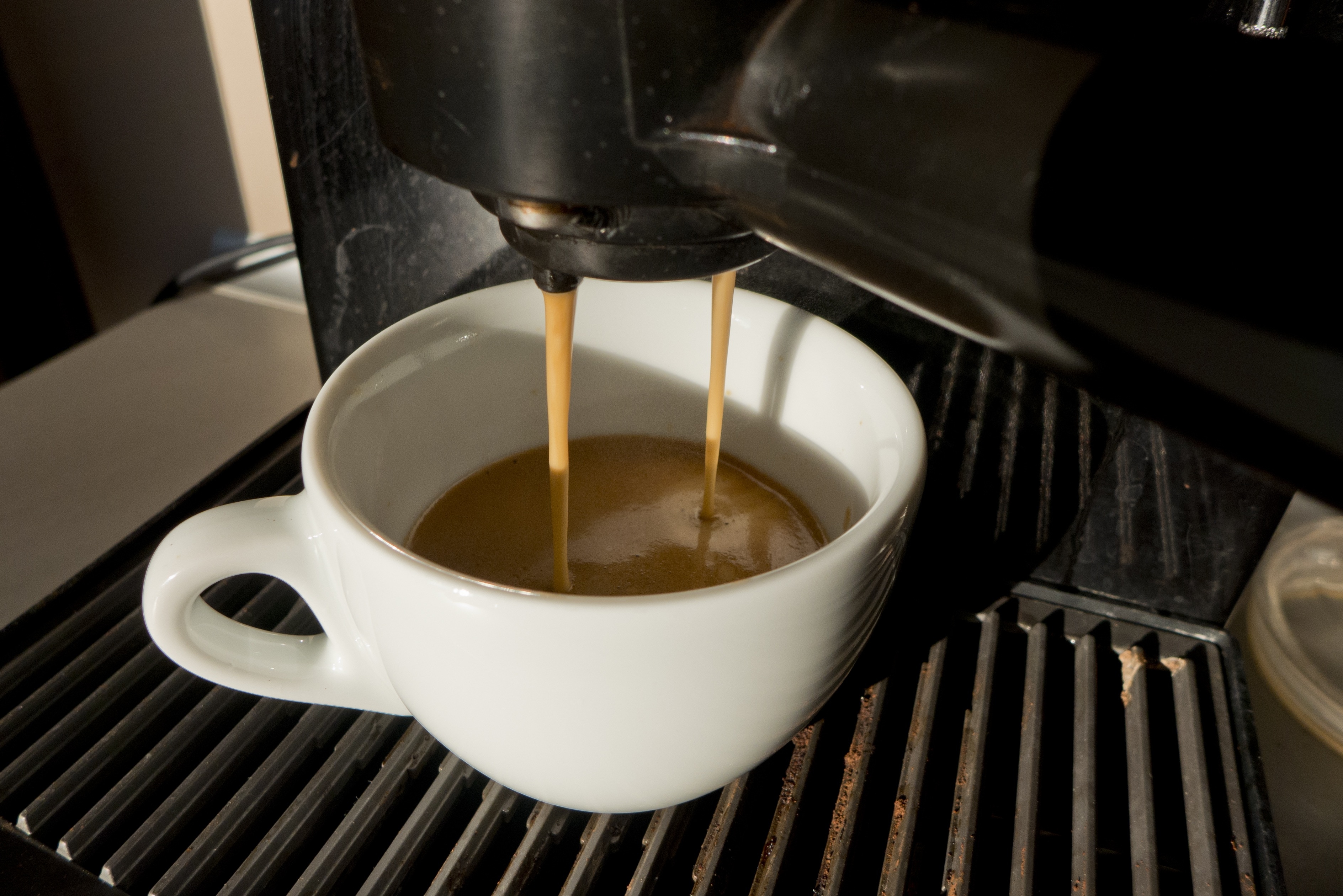 Эспрессо дома. Ристретто кофе кофемашина. Чашка кофе кофемашина. Кофейник и чашка кофе. Кофемашина и кофе.