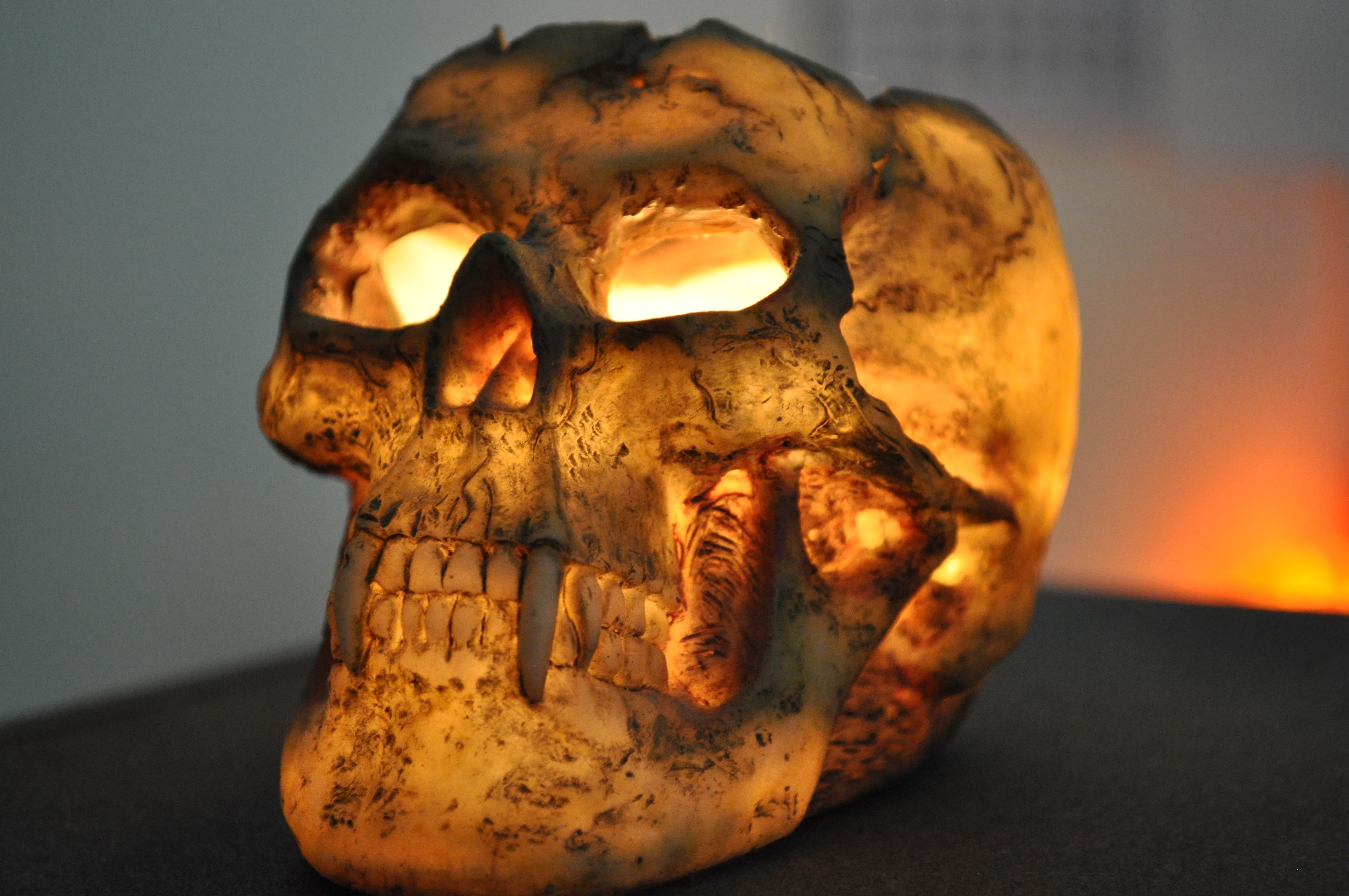 lighted fanged skull decor