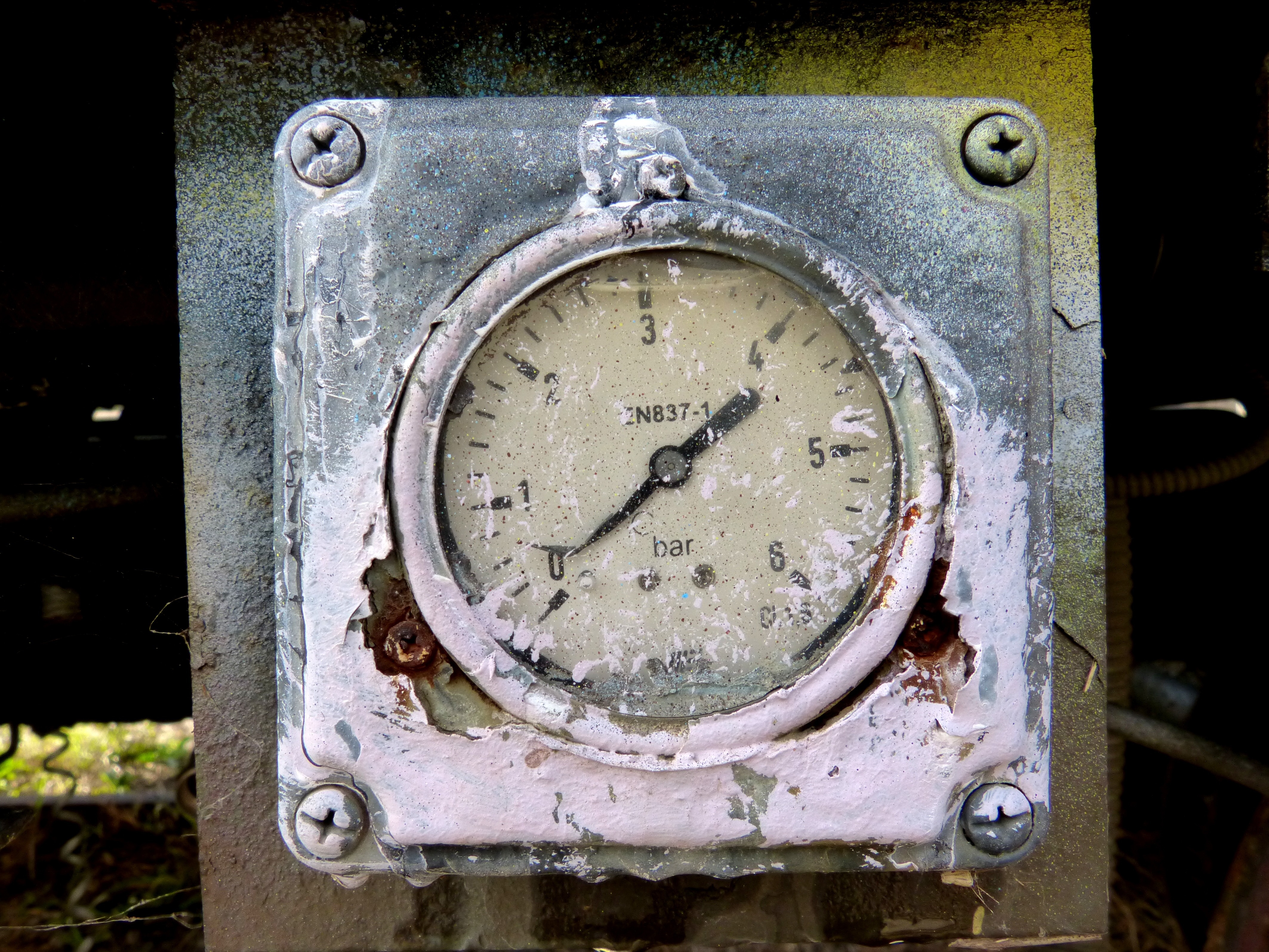 gray metal frame gauge