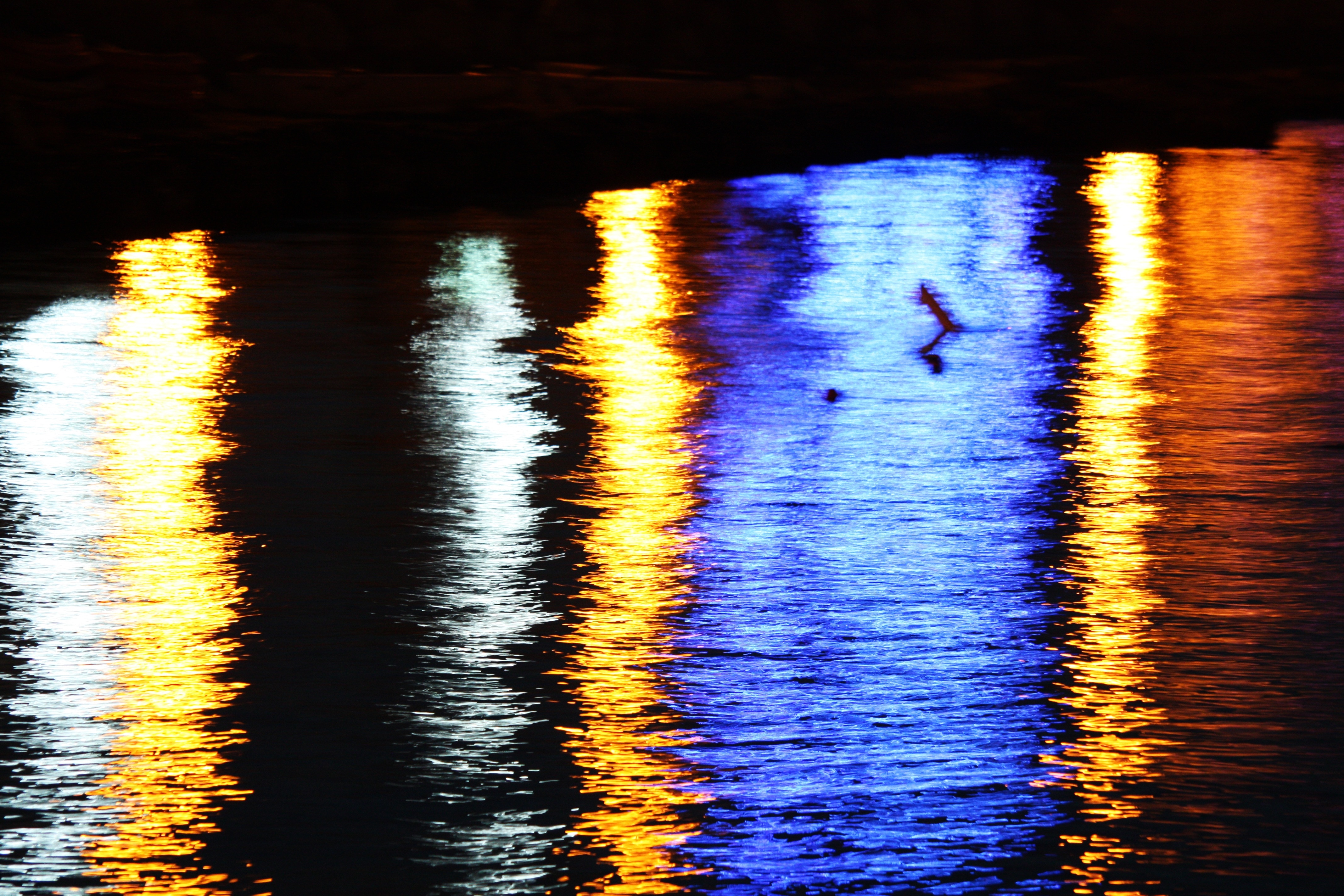 Цветная ночь. Блики солнца на воде. Огонек и вода. Отражение в воде. Огонь отражается в воде.