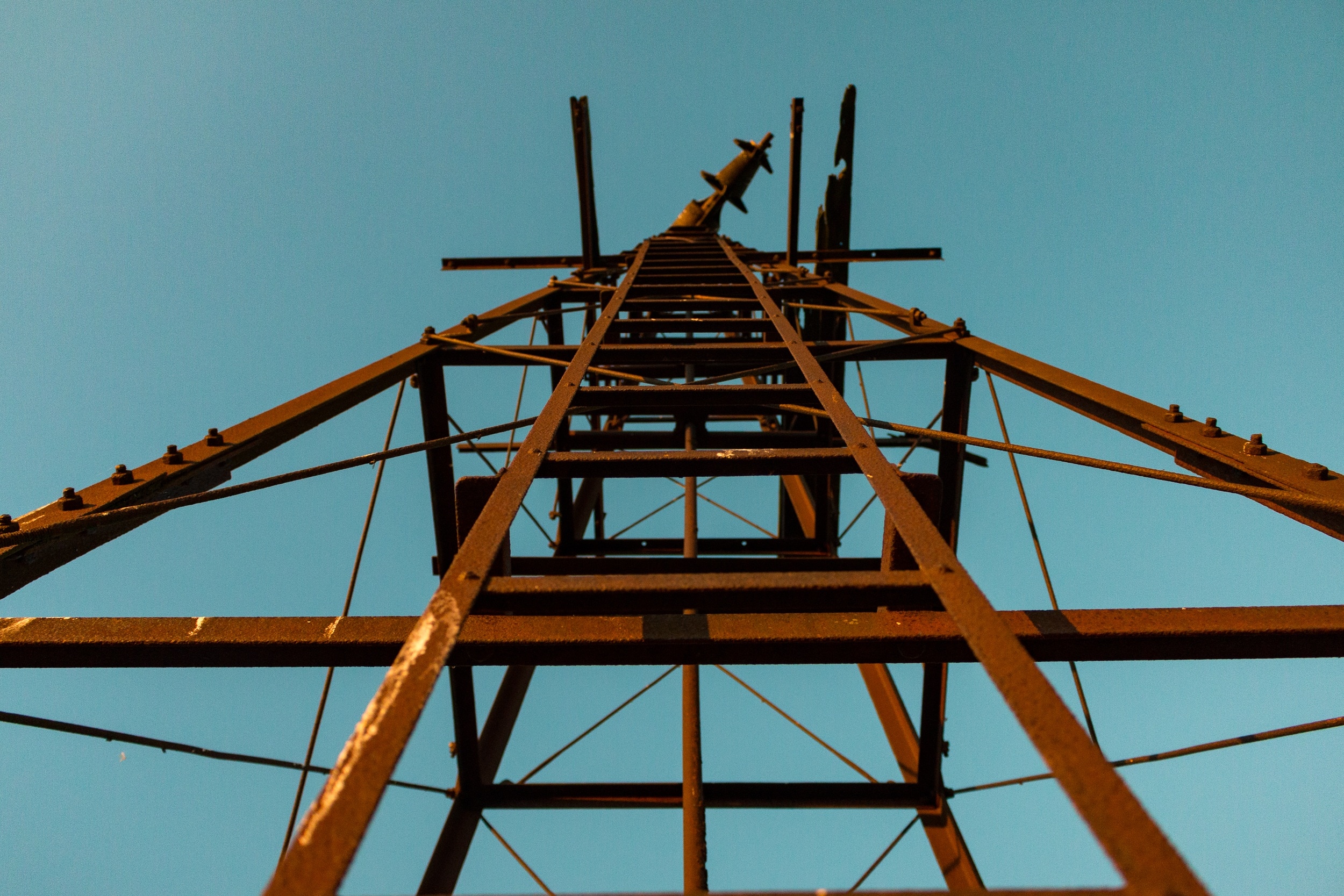 brown metal communications tower