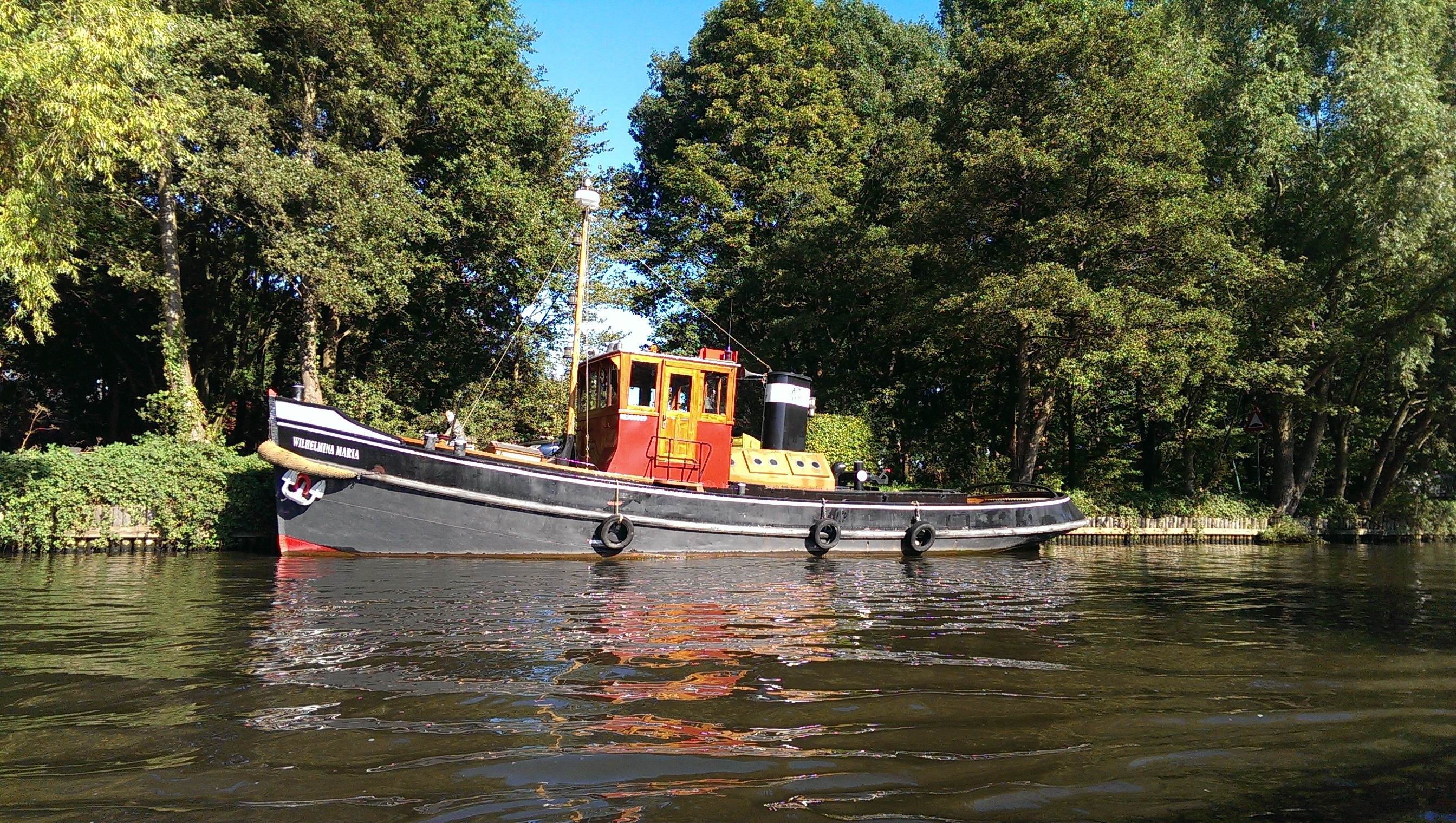 Видео лодок на воде. Черная лодка. Фрисландия корабль. Голландские маленькие суда по речке. Забор воды для лодки.
