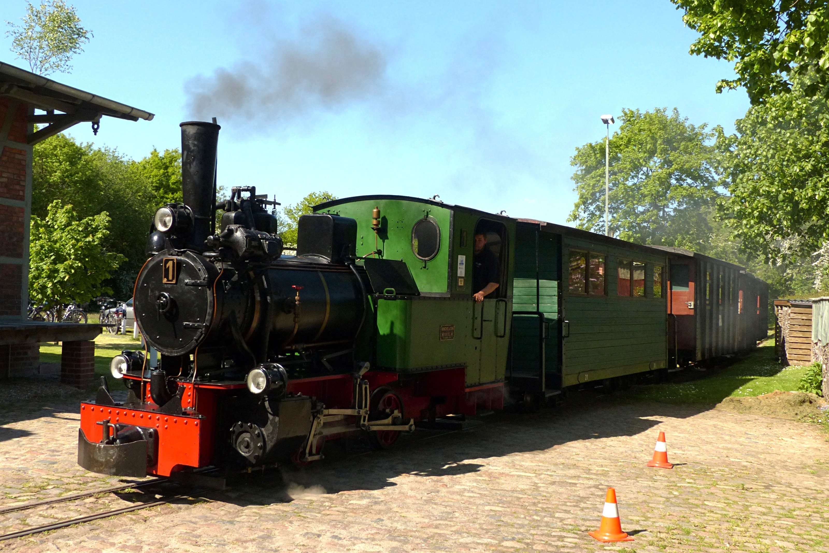 green and black steam train