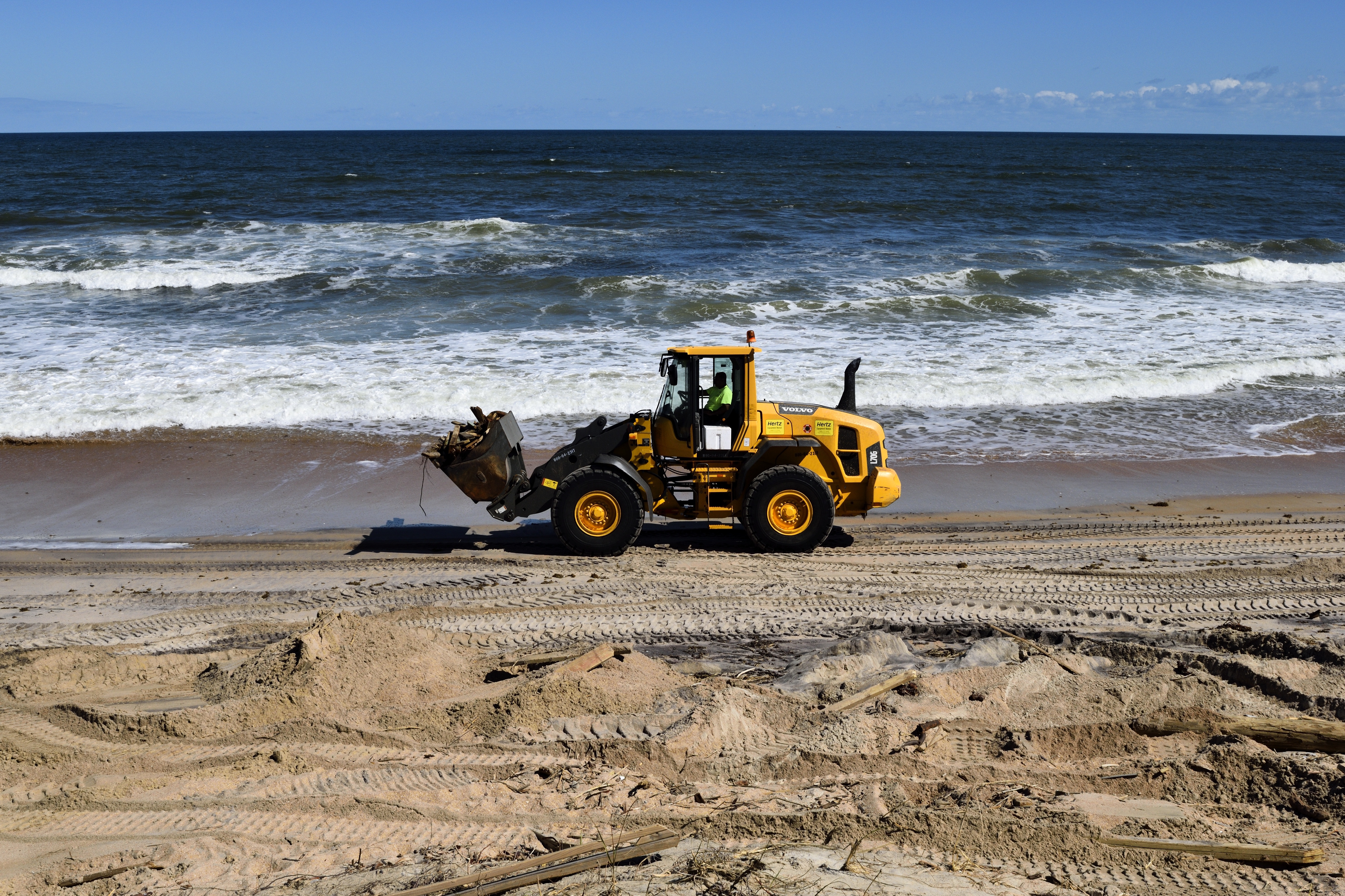 Трактора грузят. Трактор песок. Трактор на берегу моря. Трактор на пляже. Брошенный трактор на берегу моря.