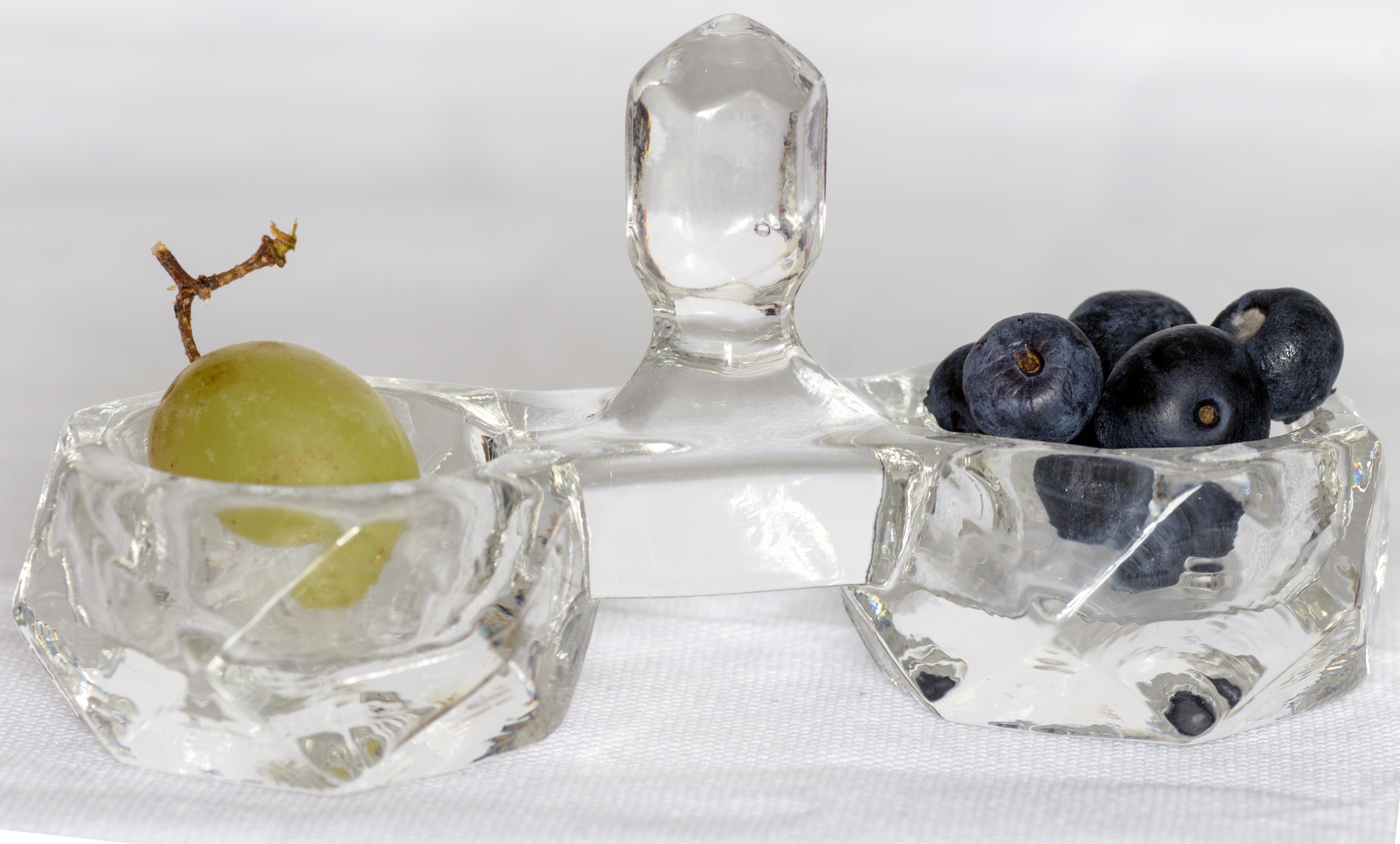 2 berry in clear glass bowl