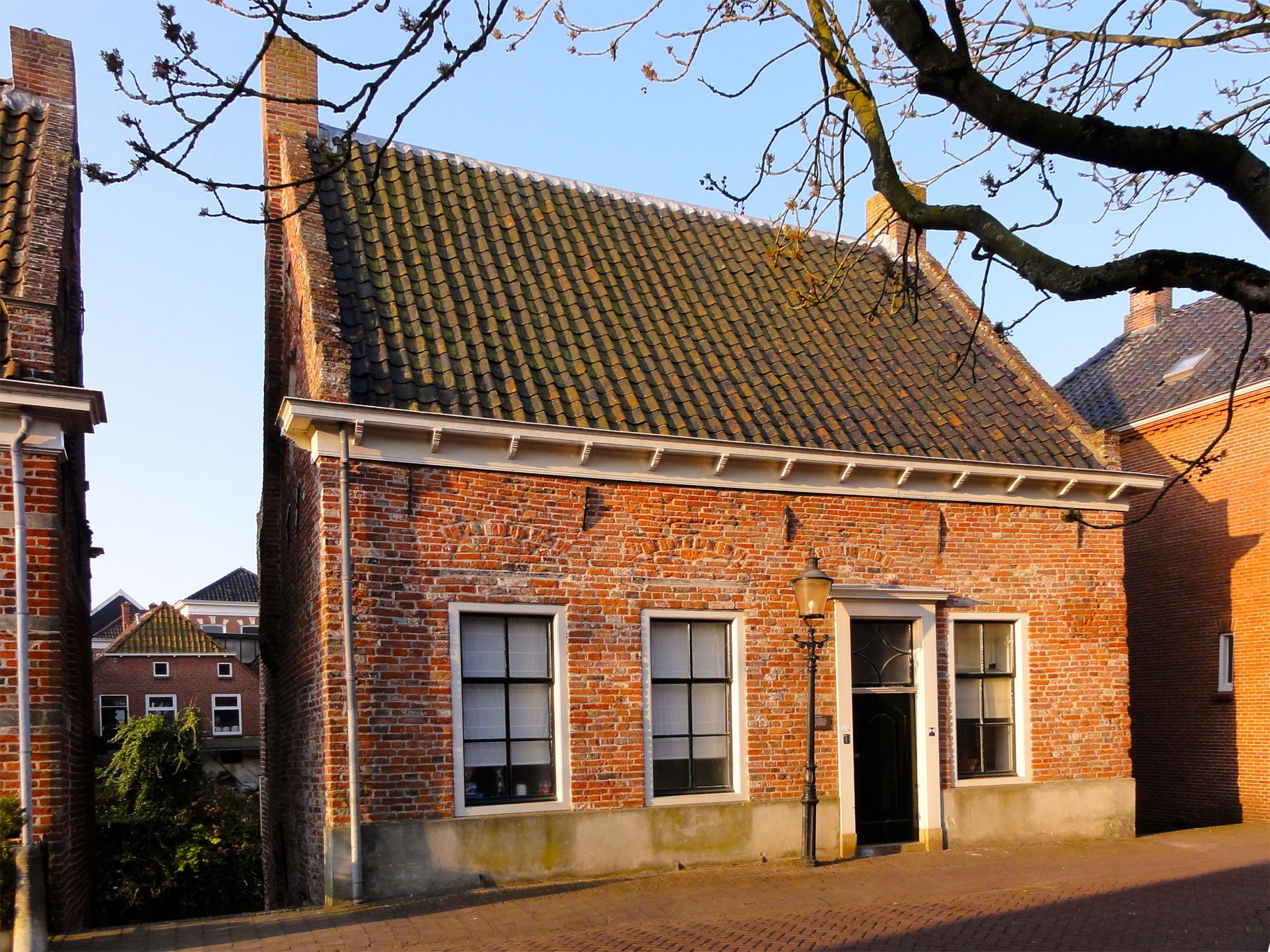 Голландский дом отзывы. Голландский стиль в архитектуре. Дом в голландском стиле. Домик в голландском стиле. Современные кирпичные здания.