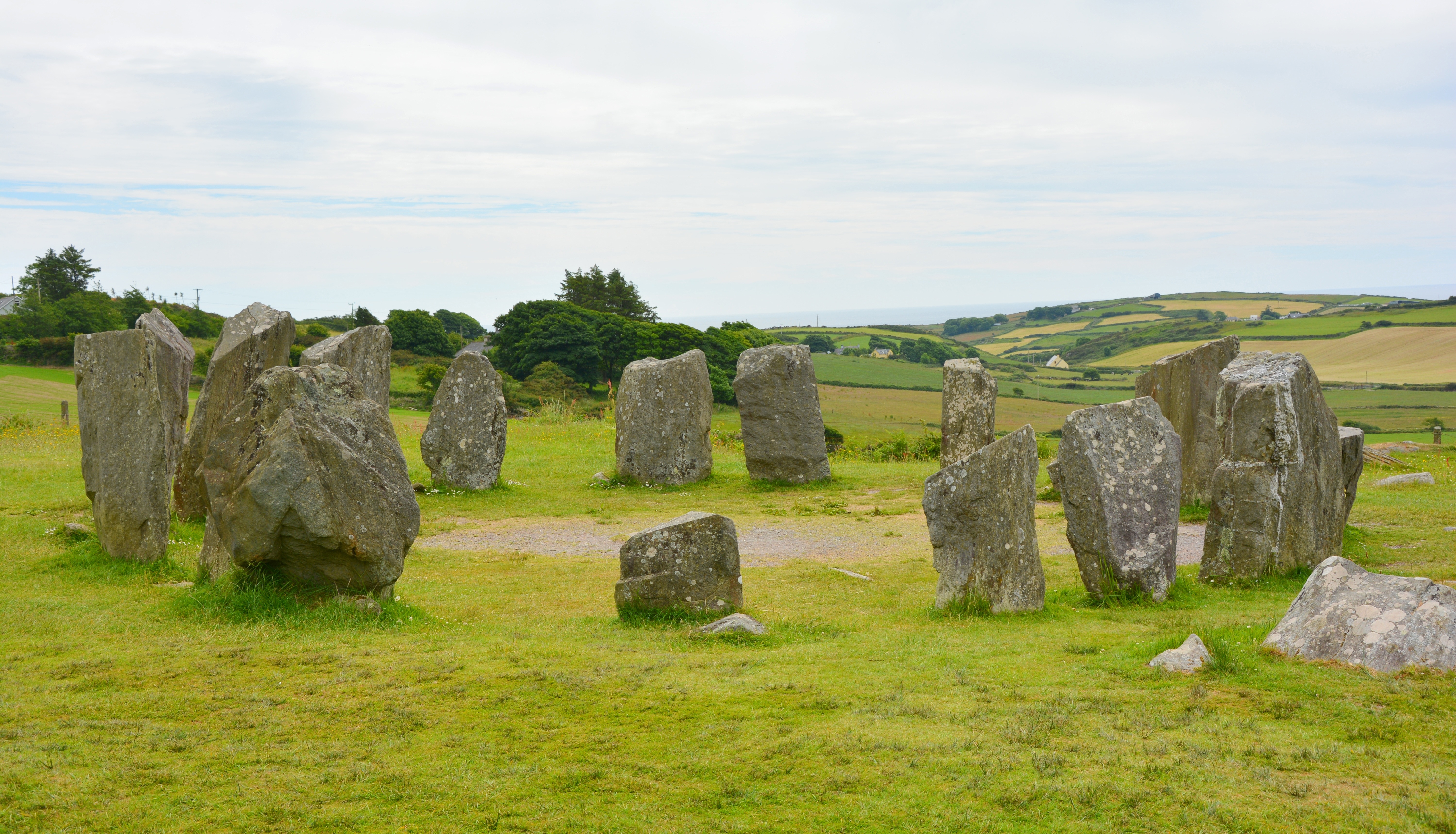 Their stones. Ирландия Стоунхендж. Шотландия Стоунхендж. Мегалиты Ирландии. Мегалитические памятники в Ирландии.