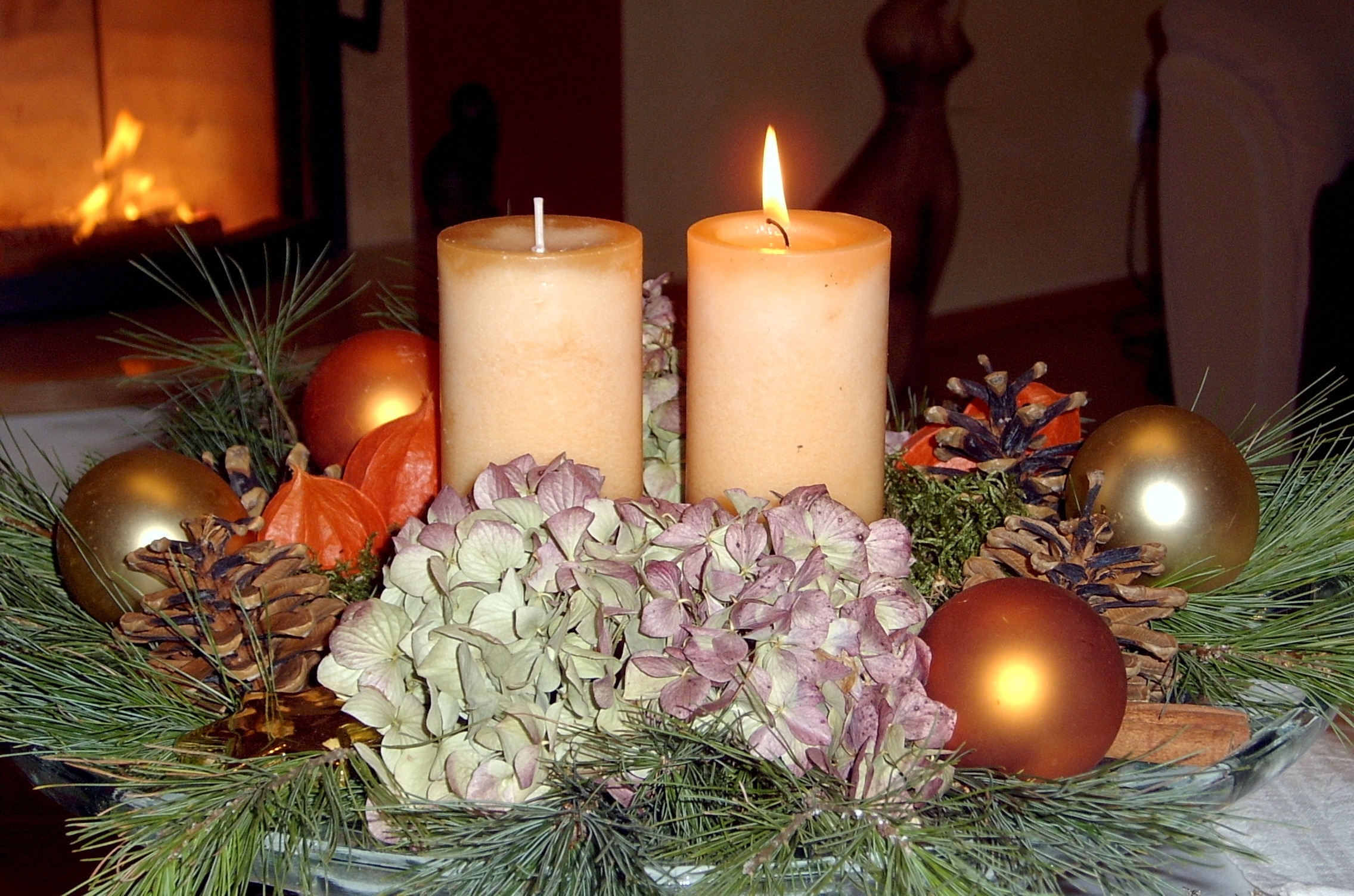 2 beige pillar candles