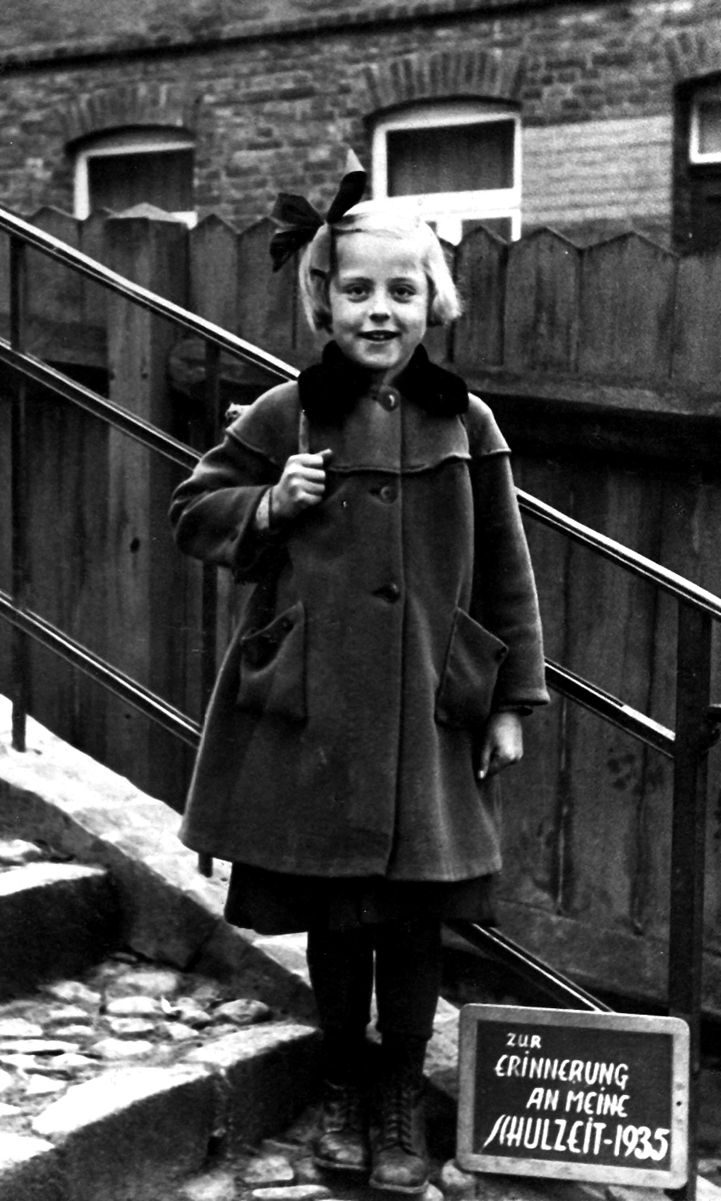 girl wearing 3-buttons coat