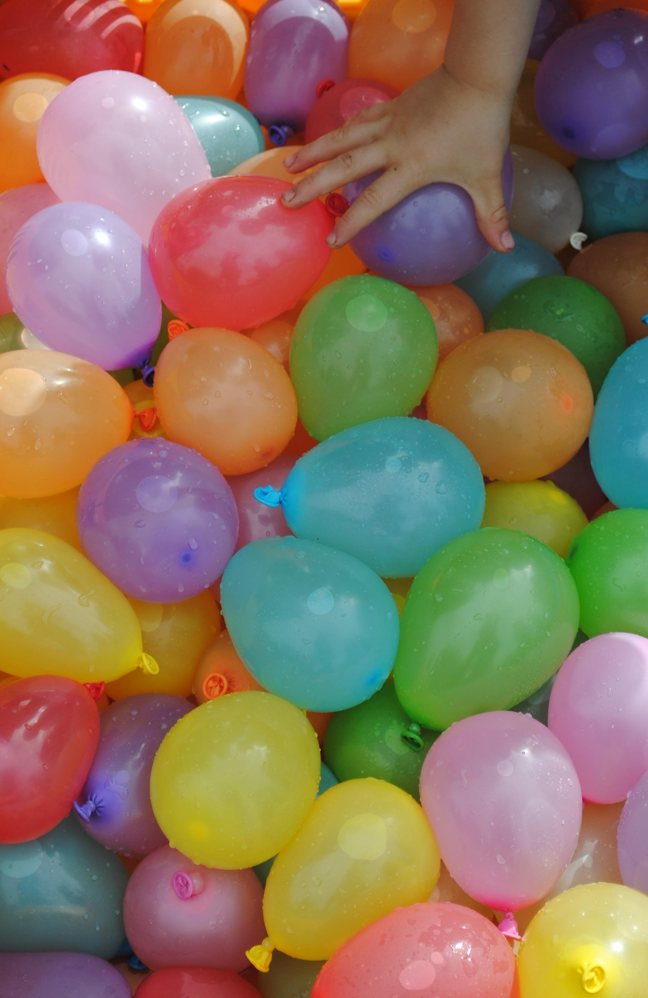На обычном шаре. Цветные шары. Шарики надувные. Разноцветные надувные шарики. Куча шариков воздушных.