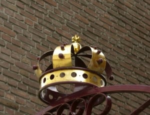 gold royal crown thumbnail