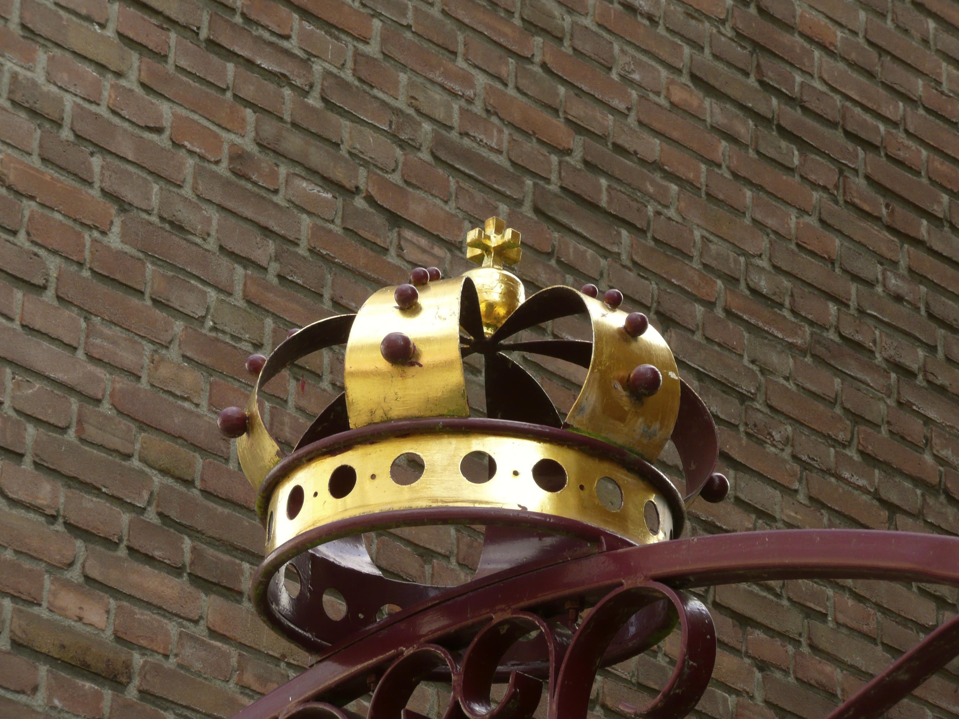 gold royal crown