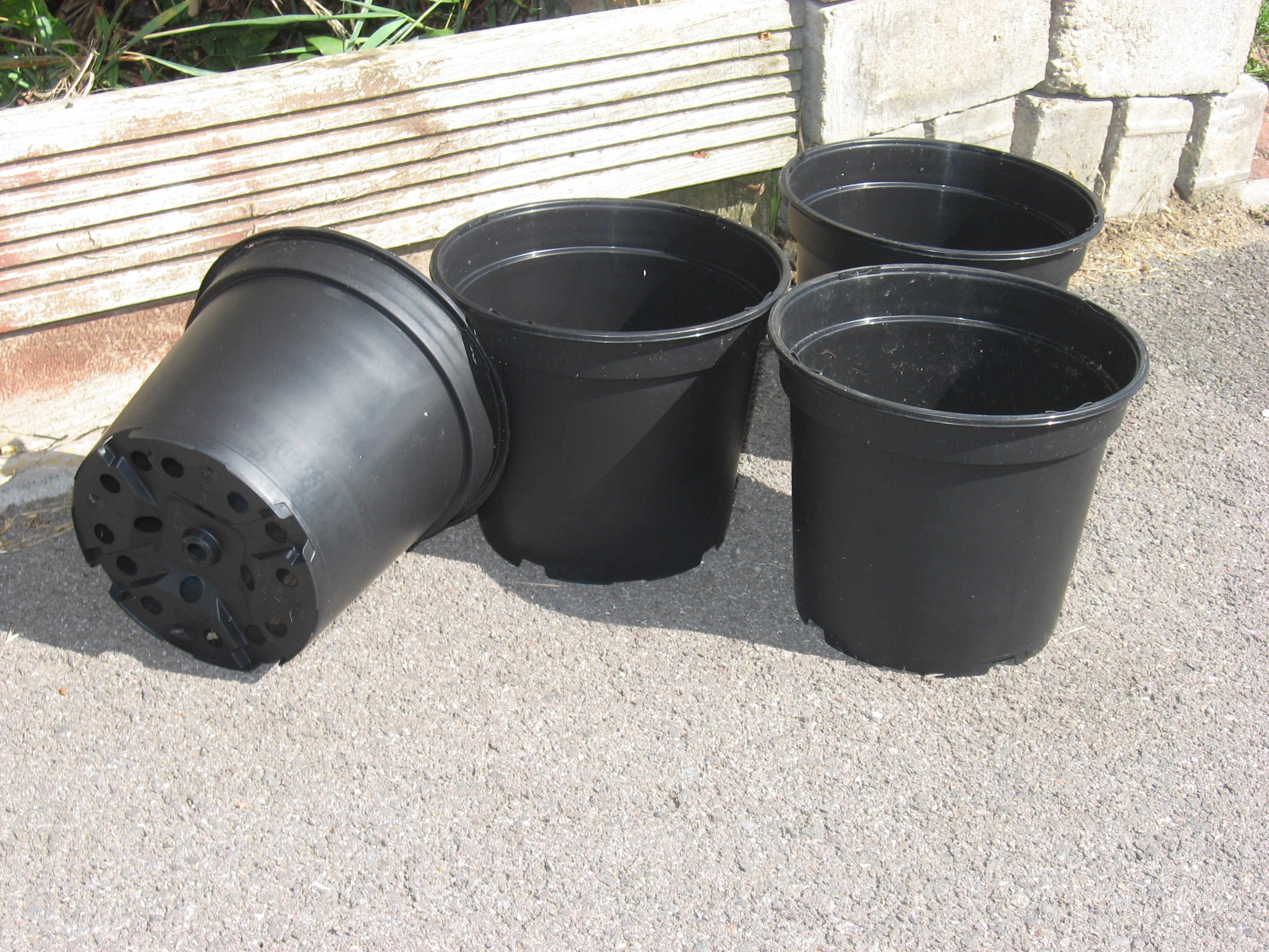4 round plastic pail