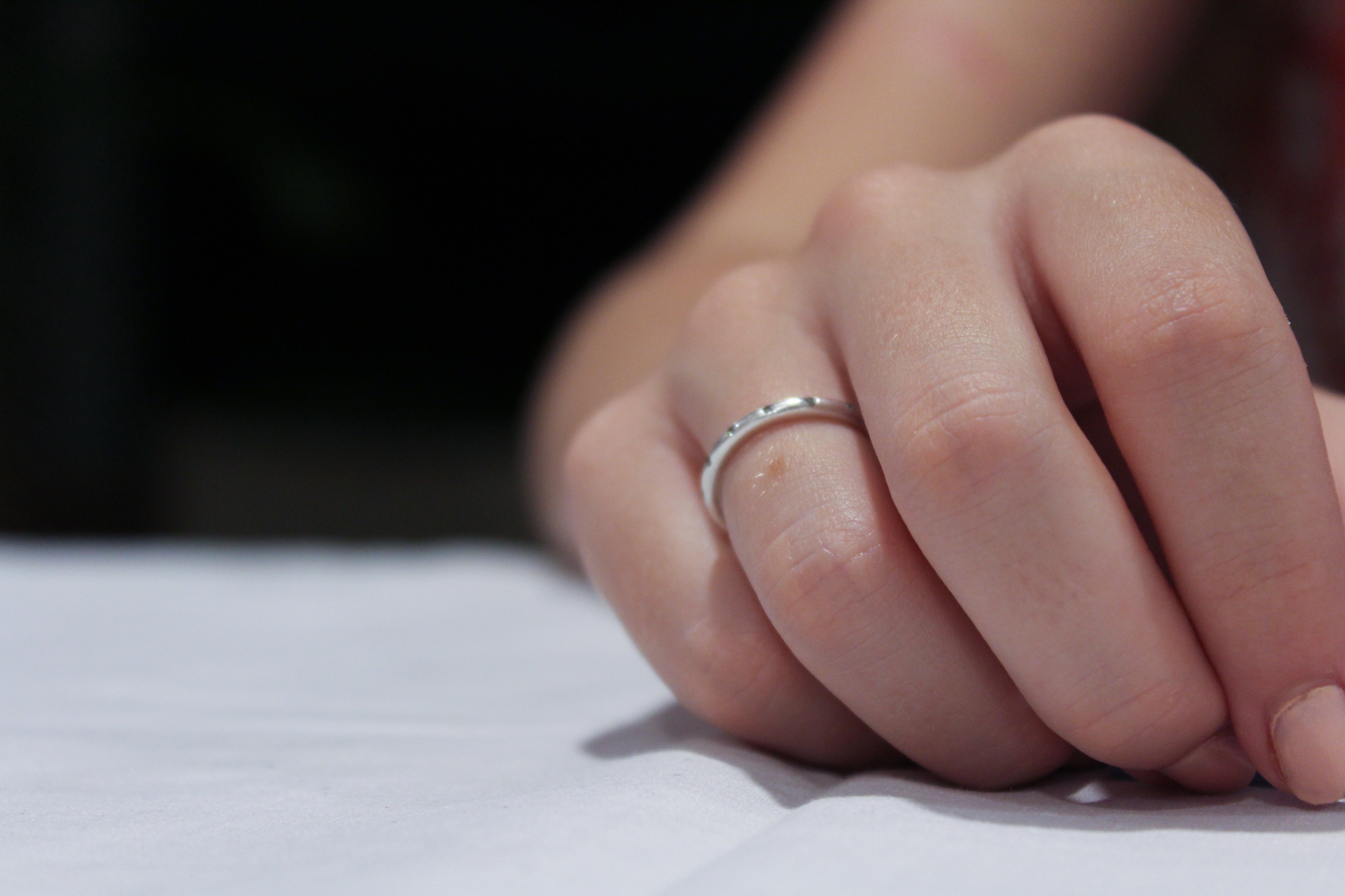 Женская рука с кольцом