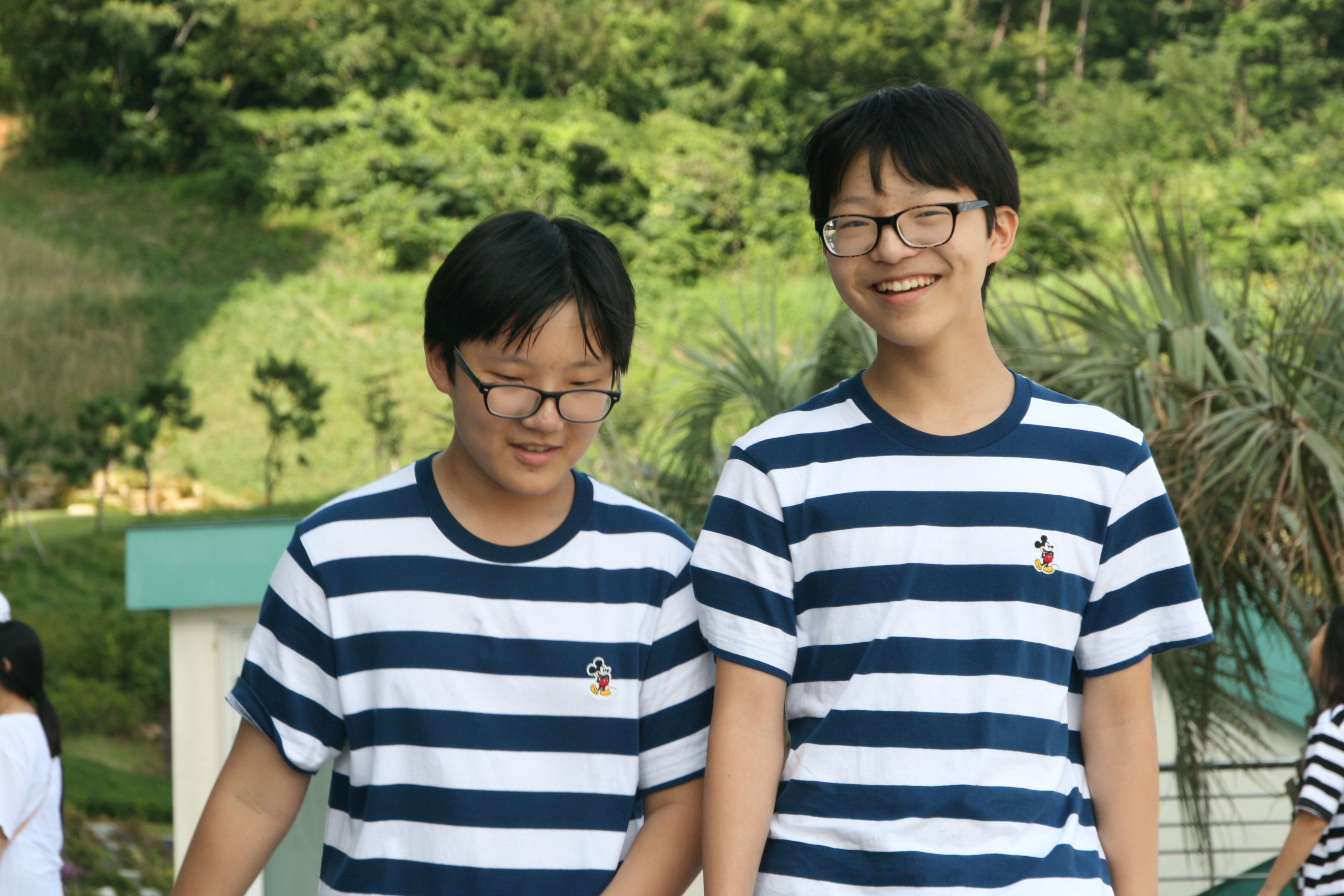boy's white and blue stripe crew neck shirt