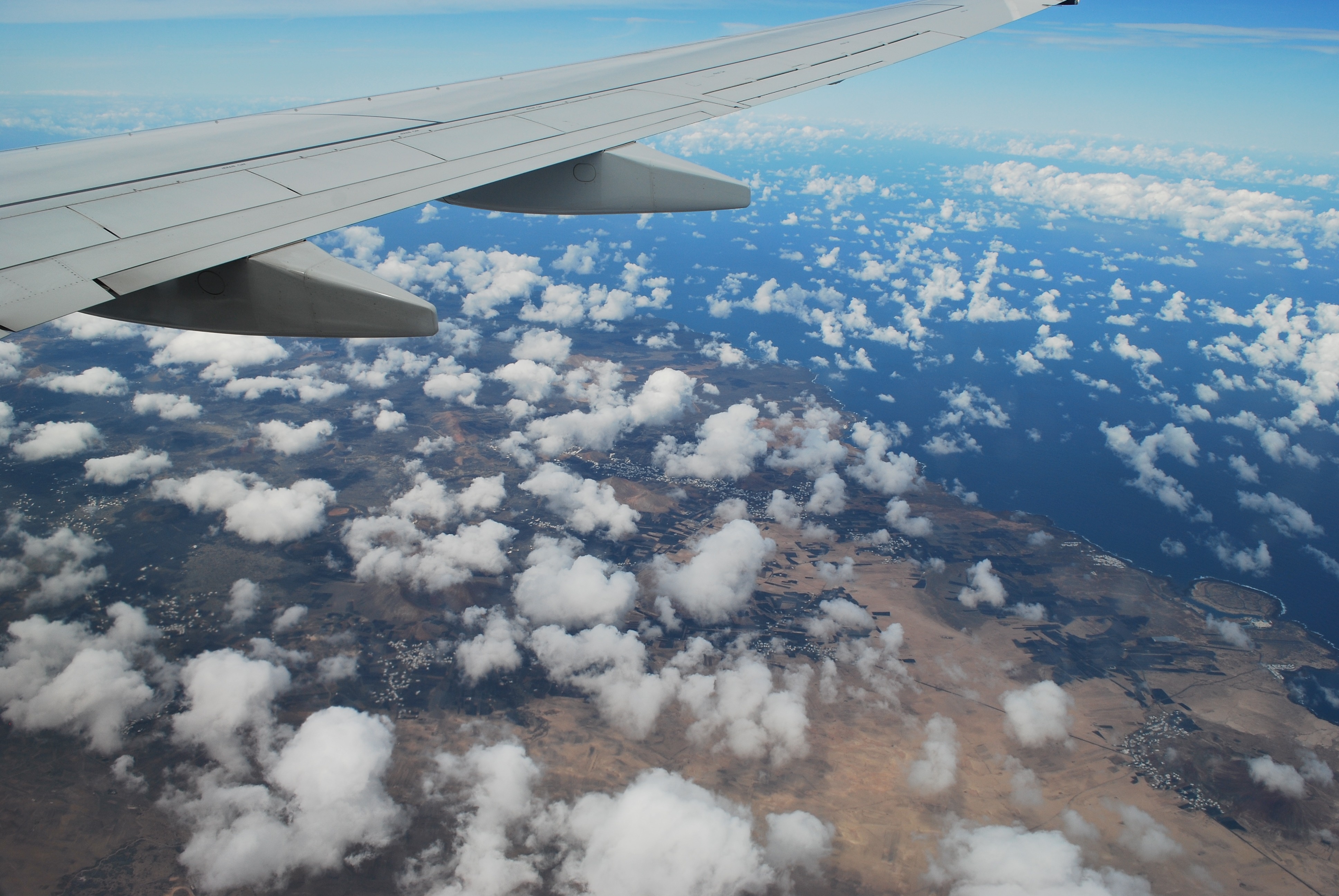Виды самолетов. Вид из самолета. Небо вид с самолета. Облака из окна самолета. Вид с самолета на землю.