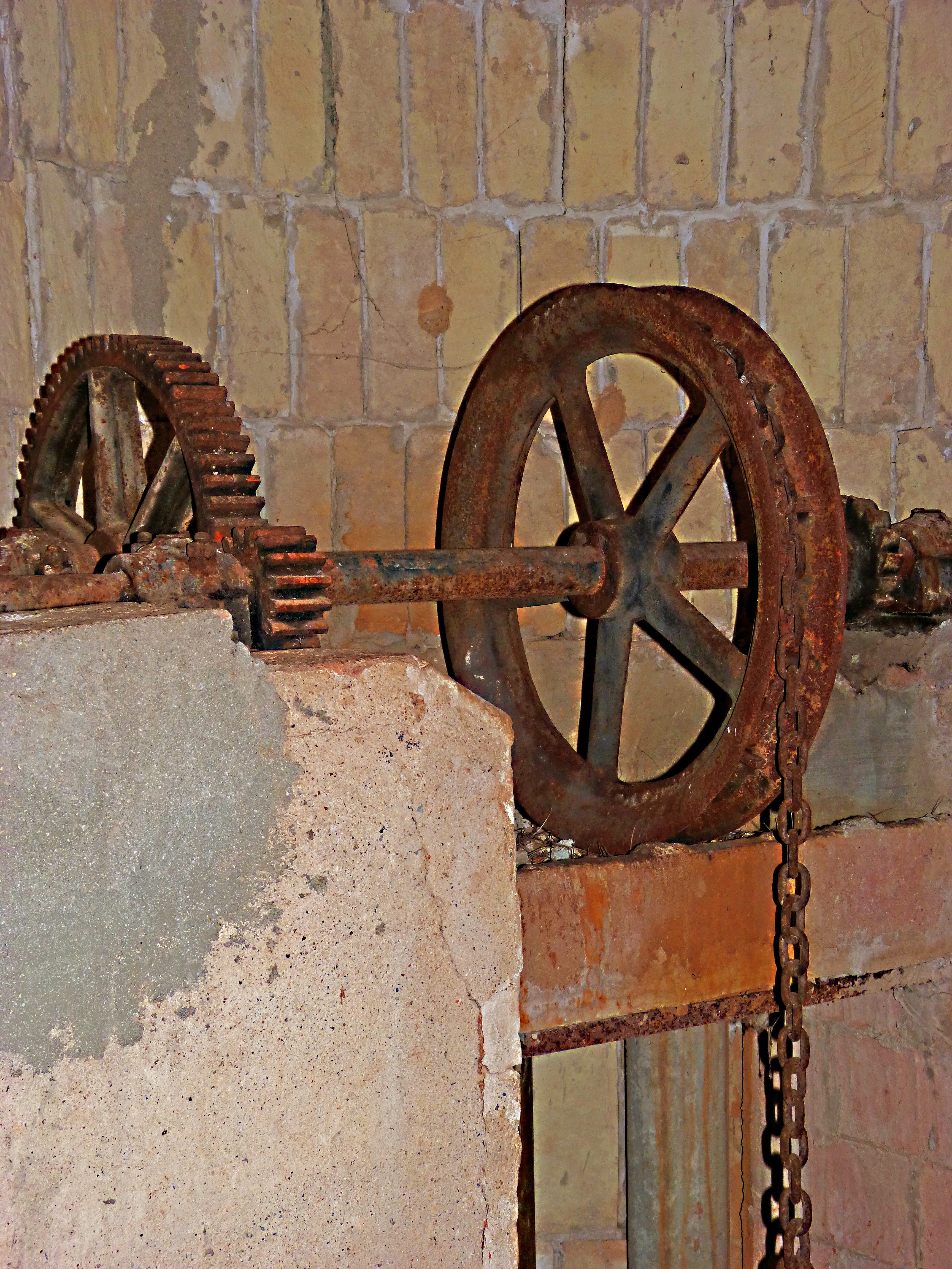 close up photo of brown metal pulley chain equipment