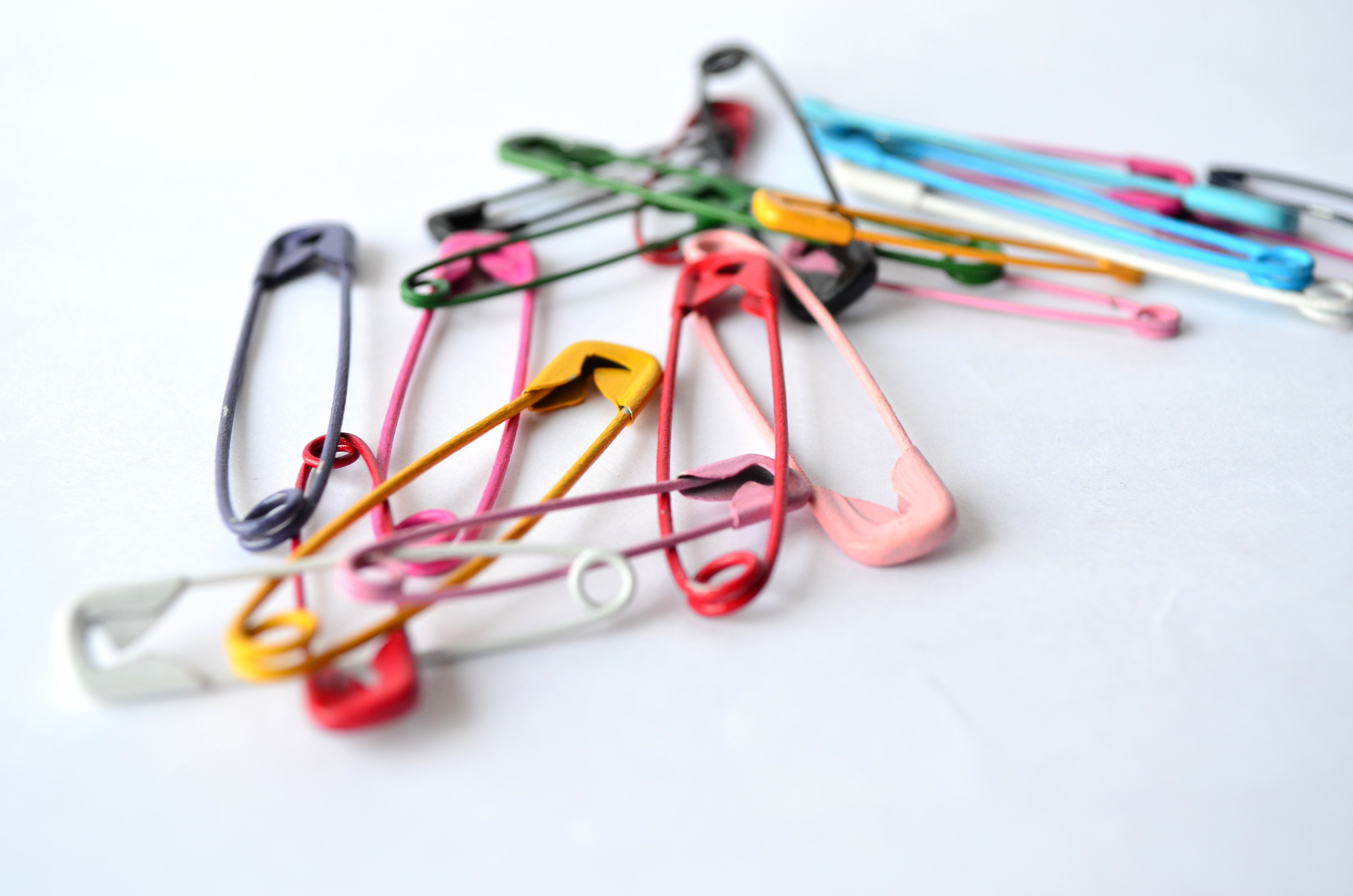 assorted color safety pins
