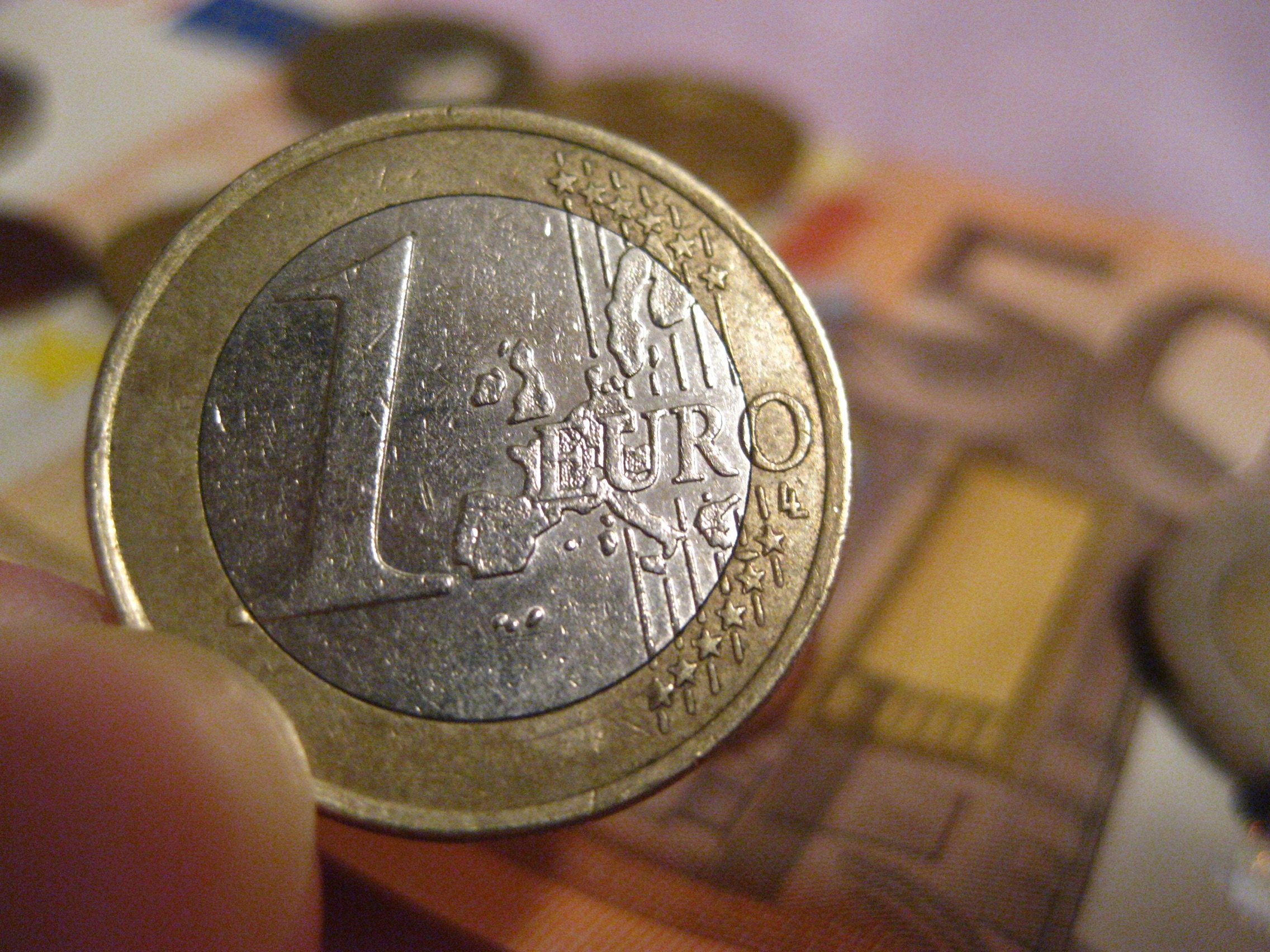 silver and gold 1 euro round coin