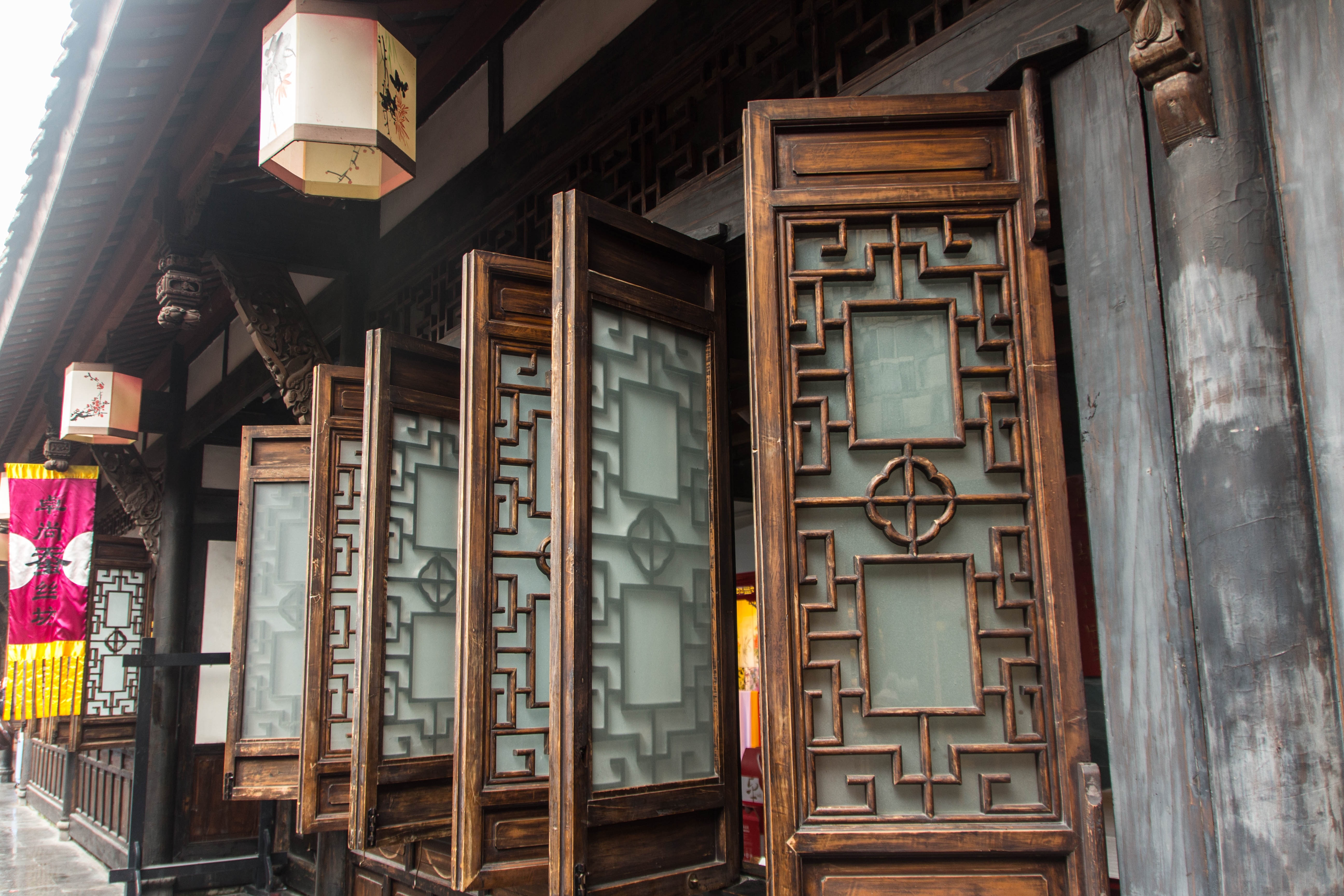 Двери в китайских домах. Двери в китайском стиле. Китайские двери традиционные. Окна в китайском стиле. Китайские окна традиционные.