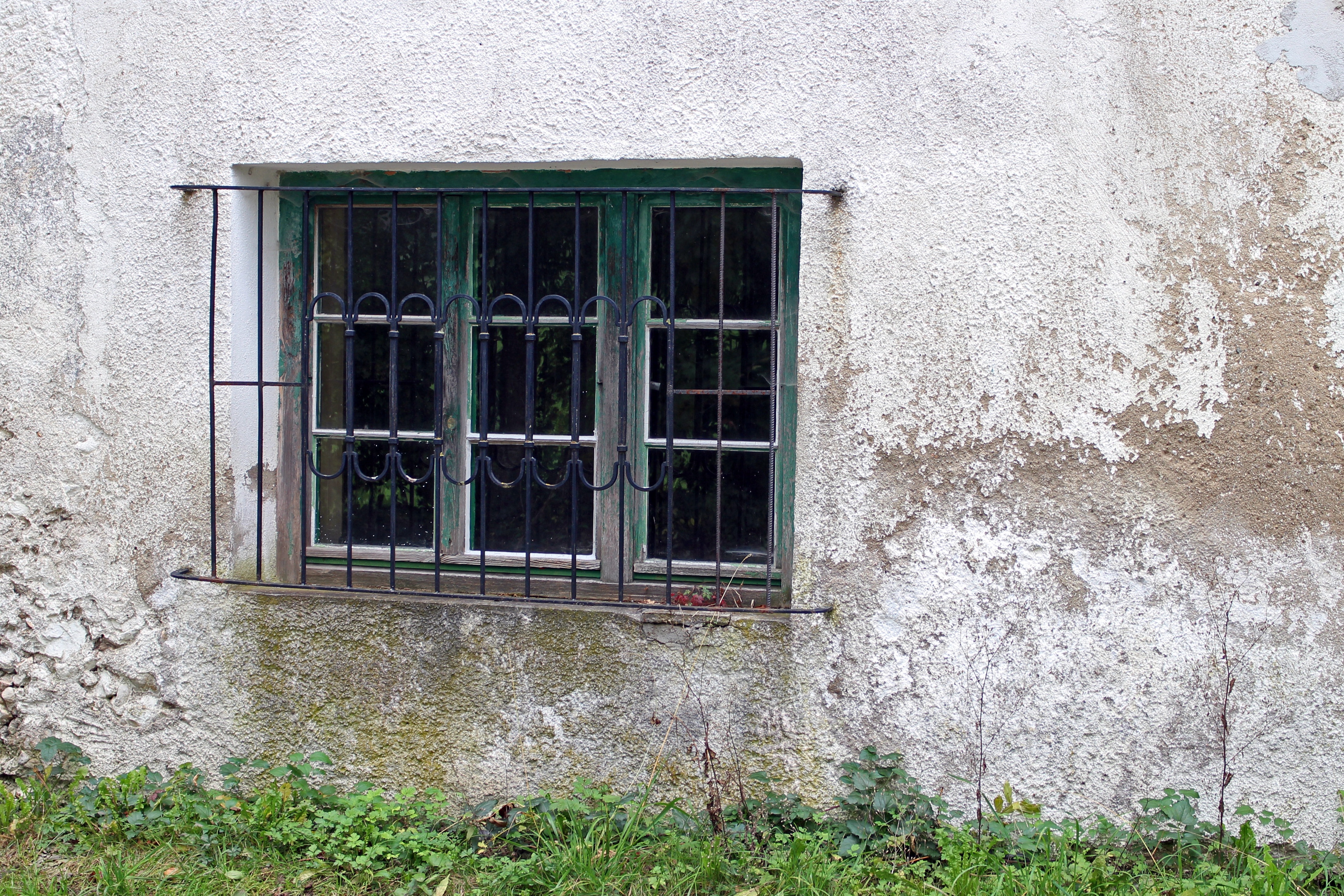 Голодное окно. Старинные окна. Старинные решетки на окнах. Текстура старого окна. Окна старого здания.