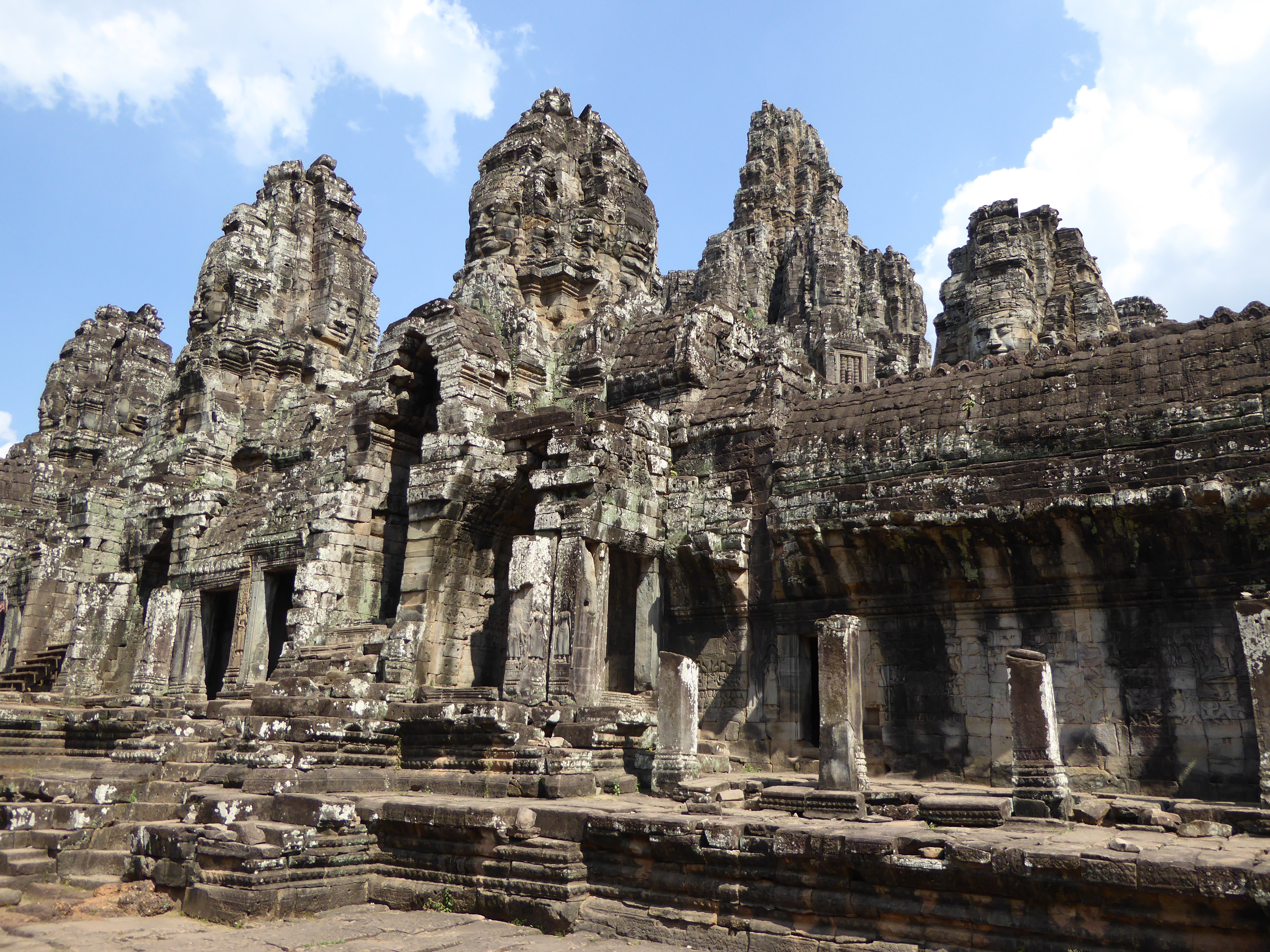 Храм сохранился до наших дней почти. Камбоджа храм Ангкор. Камбоджа архитектура Ангкор. Храмы Камбоджи Анкорват. Камбоджа – руины Ангкор-ват.