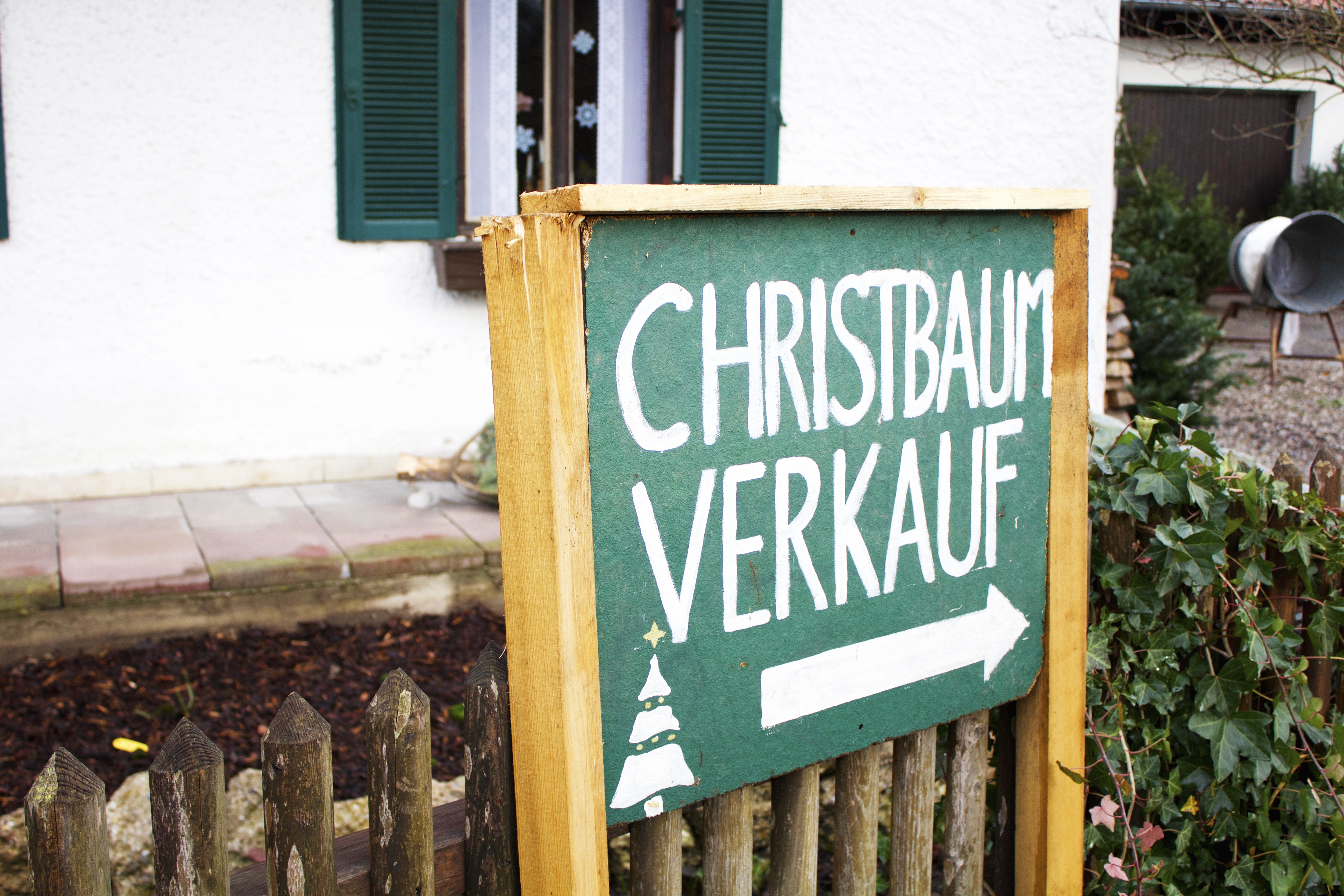 brown and green christbaum verkaufe signage