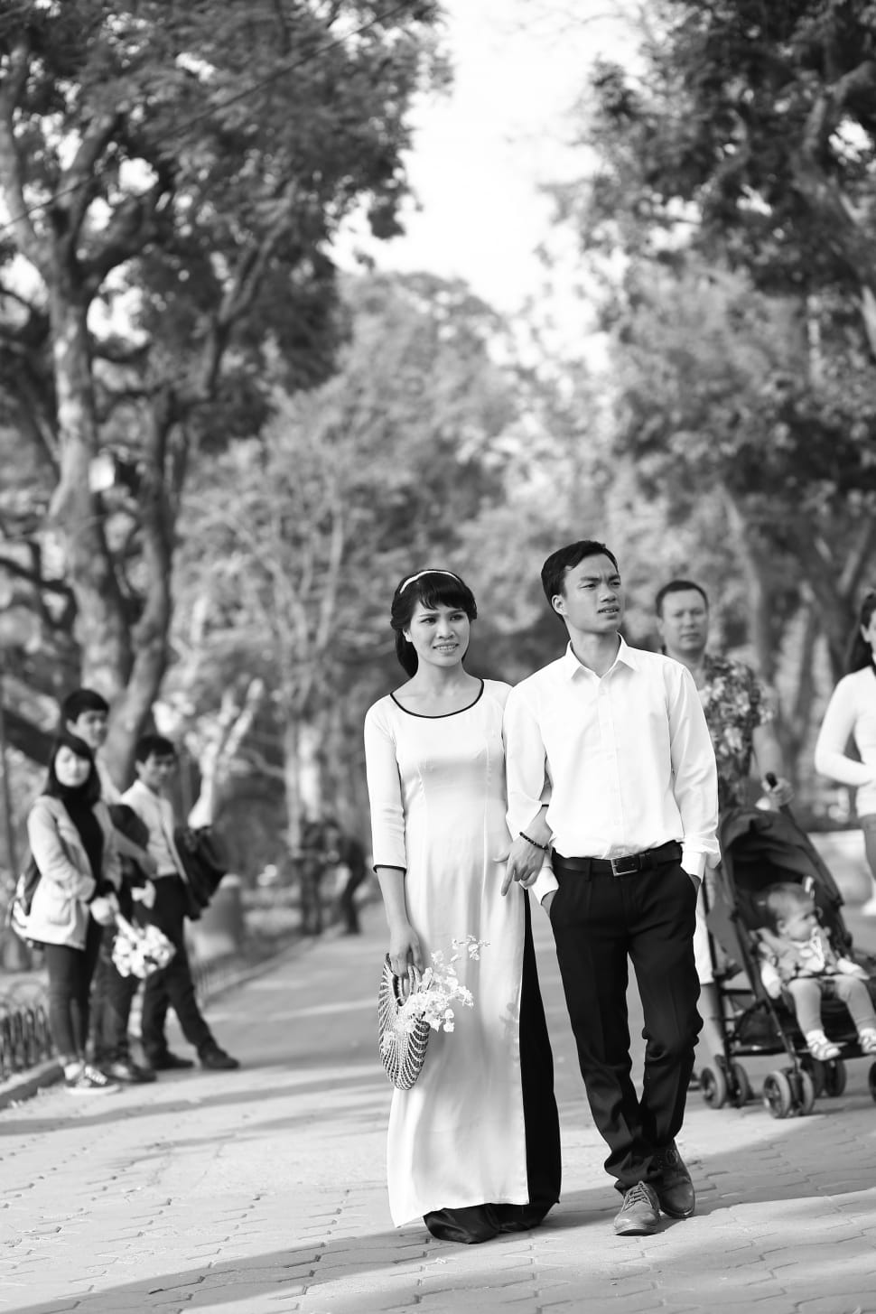 couple at the park gray scale preview