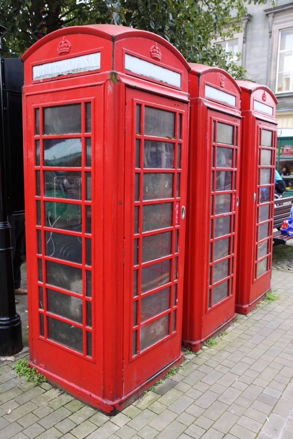 3 red telephone booths preview