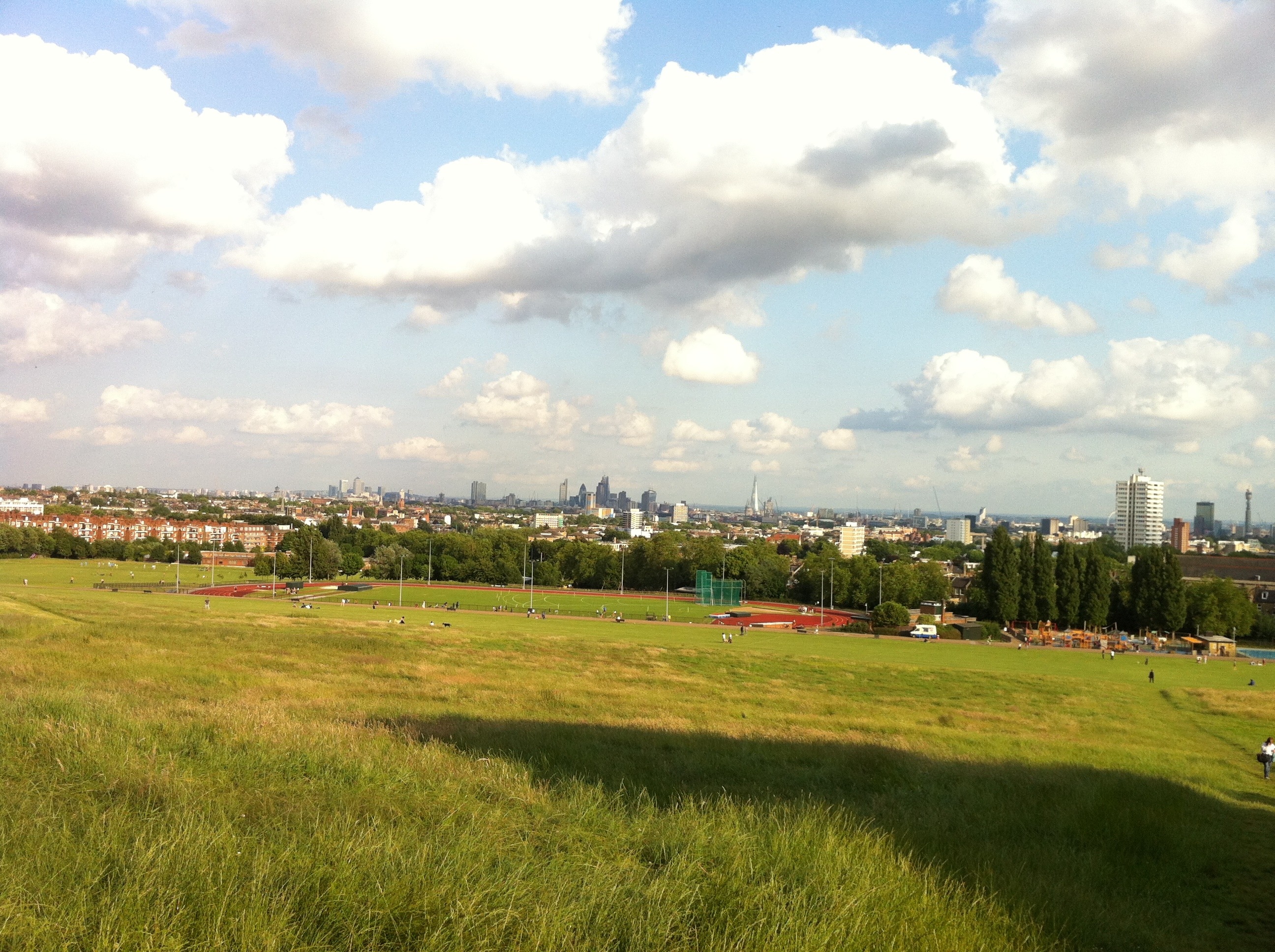 Панорамы окраина города. Панорама пригород. Grass field in City Panorama. View City field. City field